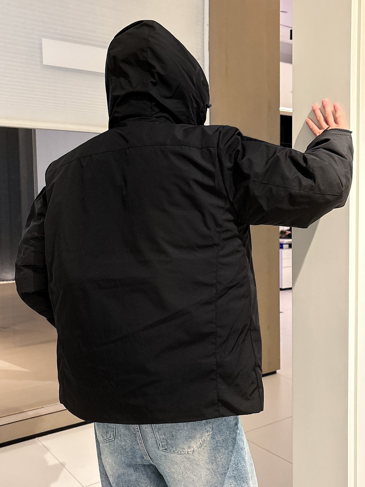 始祖鸟 官网款2025秋冬新款羽绒服。这款号称羽绒服届最高端的，全部90绒的三标齐全带着经典的Logo组