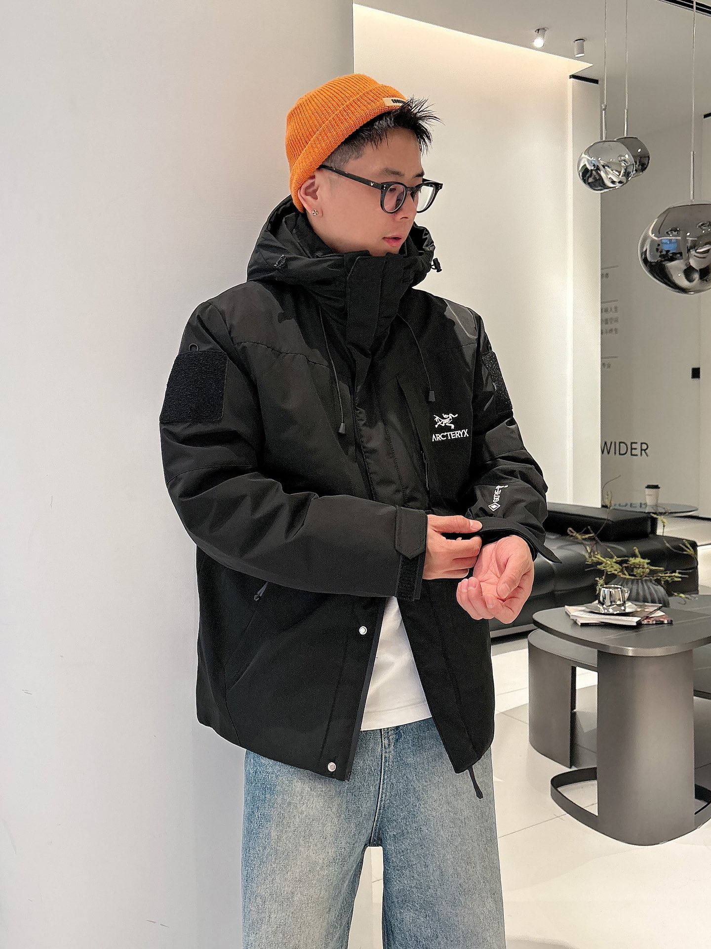 始祖鸟 官网款2025秋冬新款羽绒服。这款号称羽绒服届最高端的，全部90绒的三标齐全带着经典的Logo组