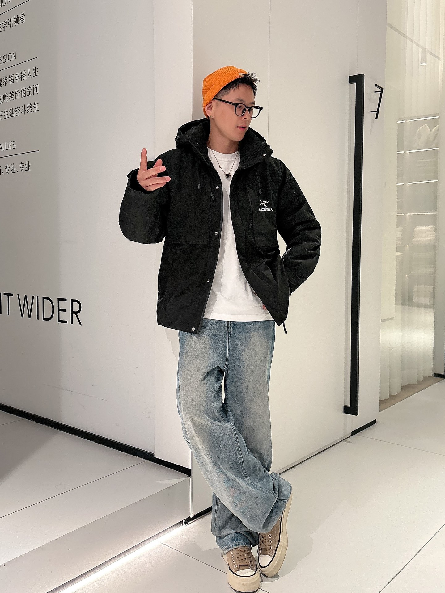 始祖鸟 官网款2025秋冬新款羽绒服。这款号称羽绒服届最高端的，全部90绒的三标齐全带着经典的Logo组