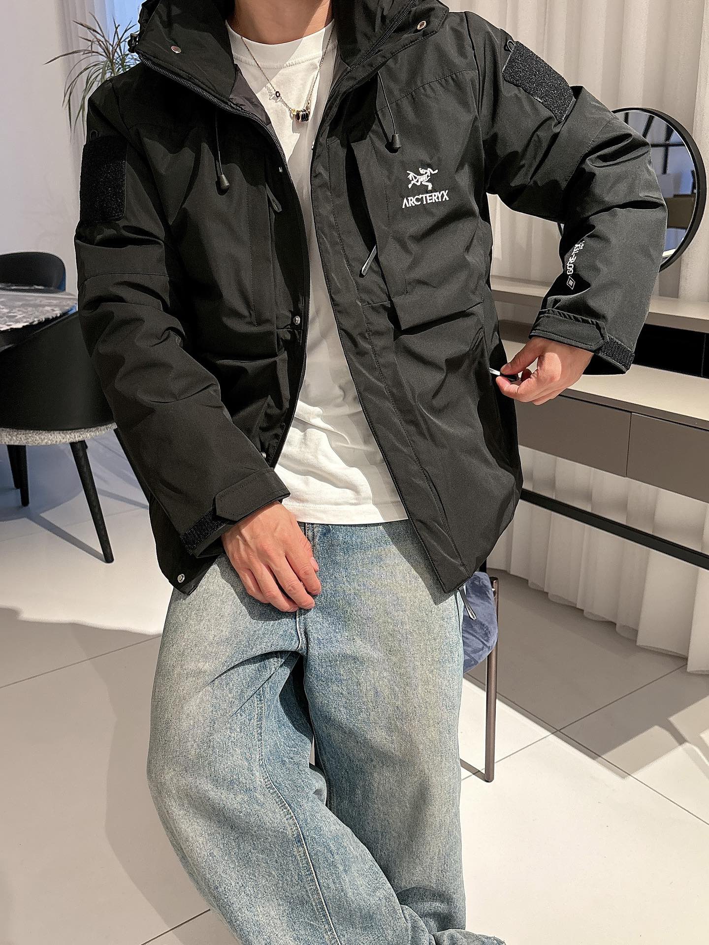 始祖鸟 官网款2025秋冬新款羽绒服。这款号称羽绒服届最高端的，全部90绒的三标齐全带着经典的Logo组