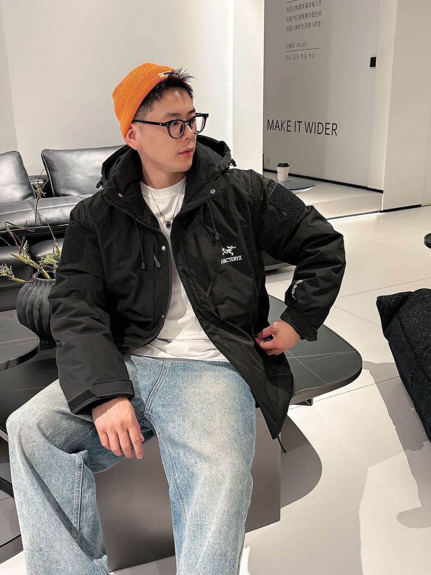 始祖鸟 官网款2025秋冬新款羽绒服。这款号称羽绒服届最高端的，全部90绒的三标齐全带着经典的Logo组