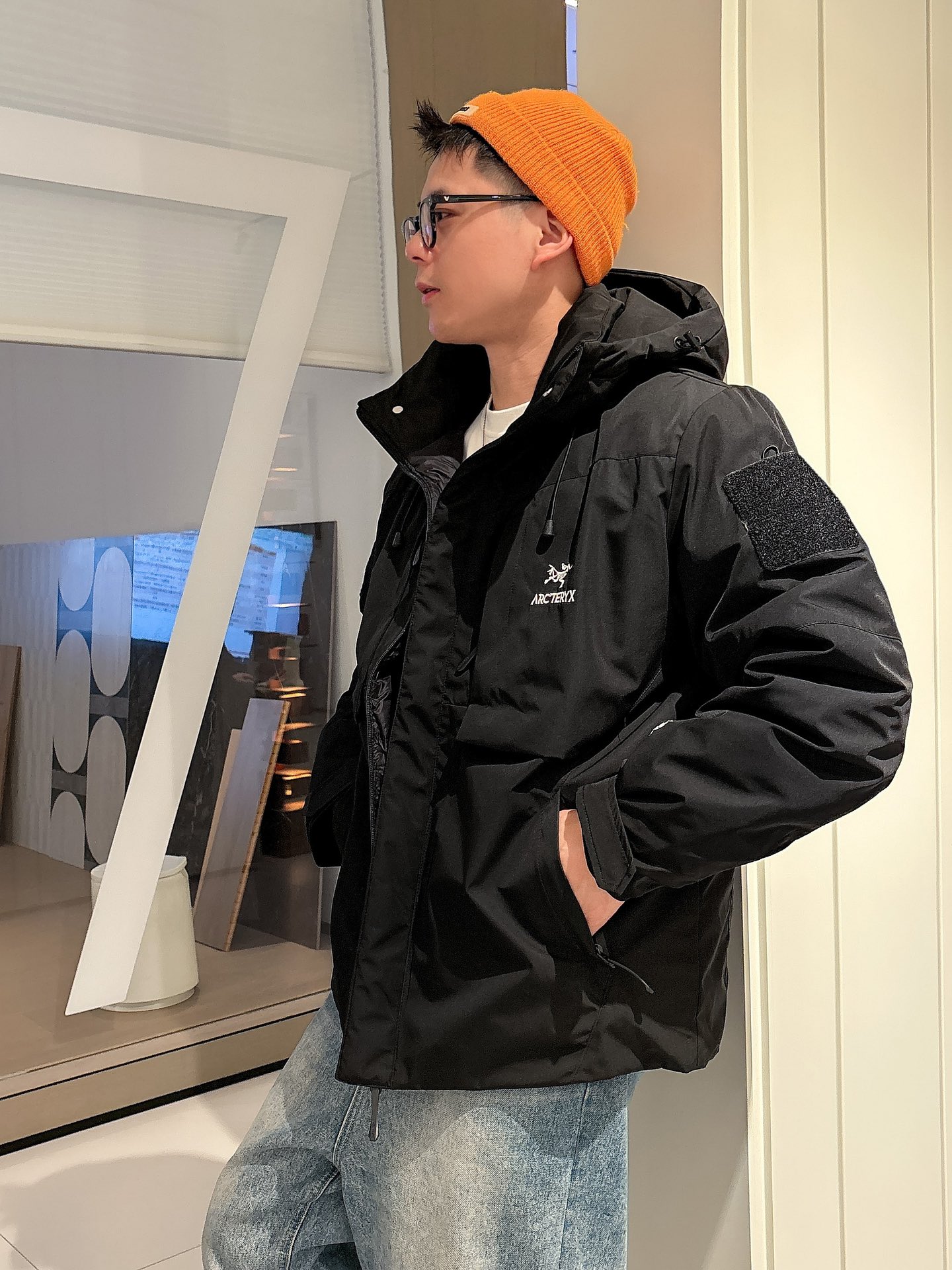 始祖鸟 官网款2025秋冬新款羽绒服。这款号称羽绒服届最高端的，全部90绒的三标齐全带着经典的Logo组