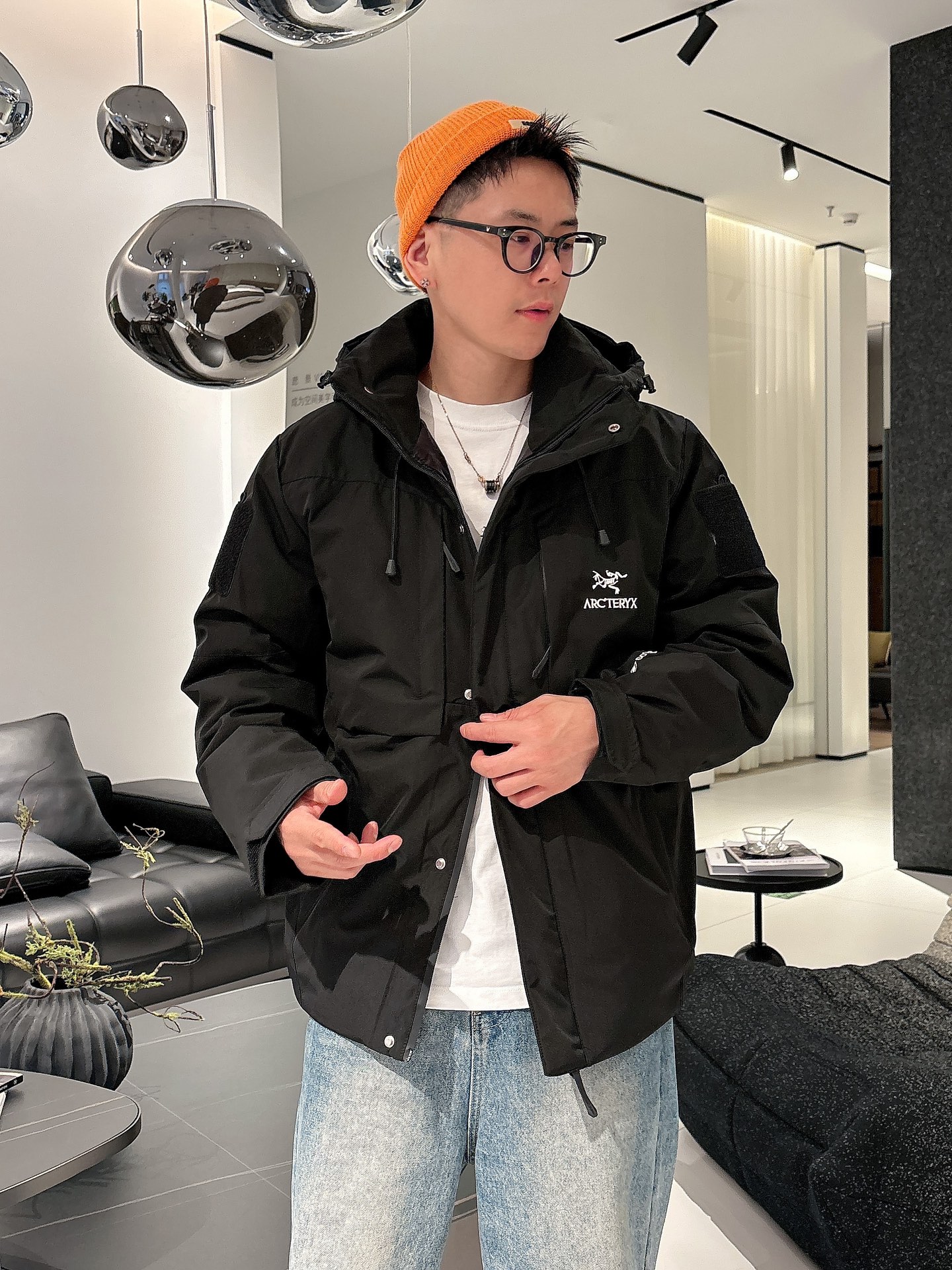 始祖鸟 官网款2025秋冬新款羽绒服。这款号称羽绒服届最高端的，全部90绒的三标齐全带着经典的Logo组