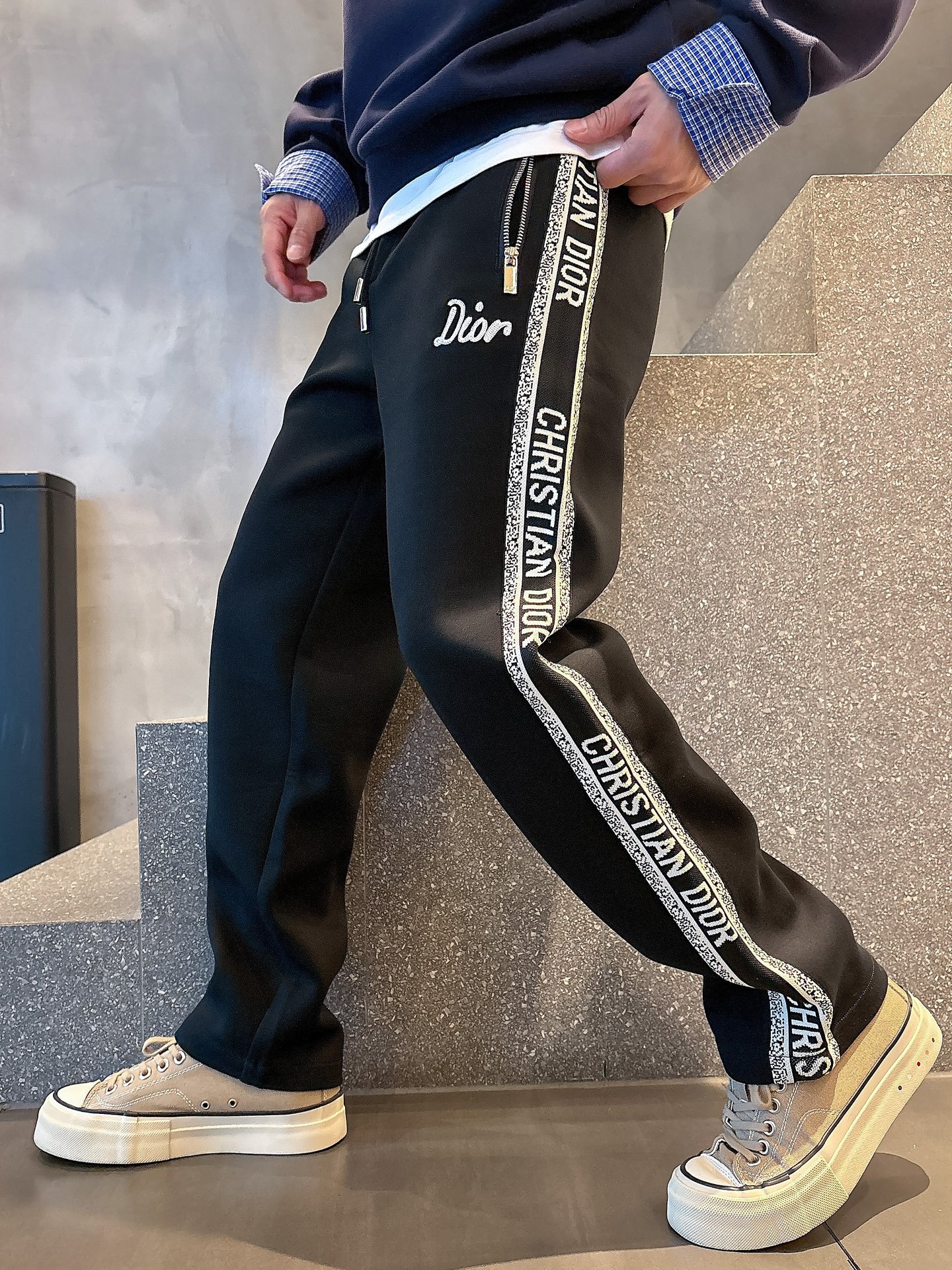 NO:119492,Dior 2025 spring new casual pants!  The official website is released simultaneously. The brand's classic LOGO casual pants, customized fabric, excellent comfort and strong hand touch. Very high recognition and perfect quality craftsmanship. Size M-3XL, dior, alexander wang19860909迪奥 2025春季新款休闲裤！官网同步发售.品牌经典LOGO休闲裤 ,定制面料,舒适度极好,手触感强烈.辨识度极高,完美品相工艺. 尺码M-3XL,,dior,alexander wang,Men's clothing
