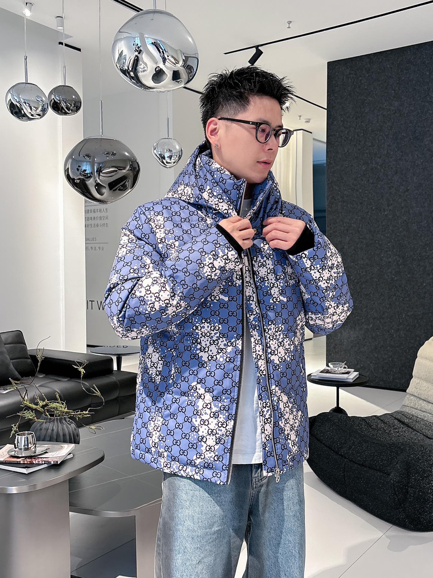 古奇 官网款2025秋冬新款羽绒服。这款号称羽绒服届最高端的，全部90绒的三标齐全带着经典的Logo组合