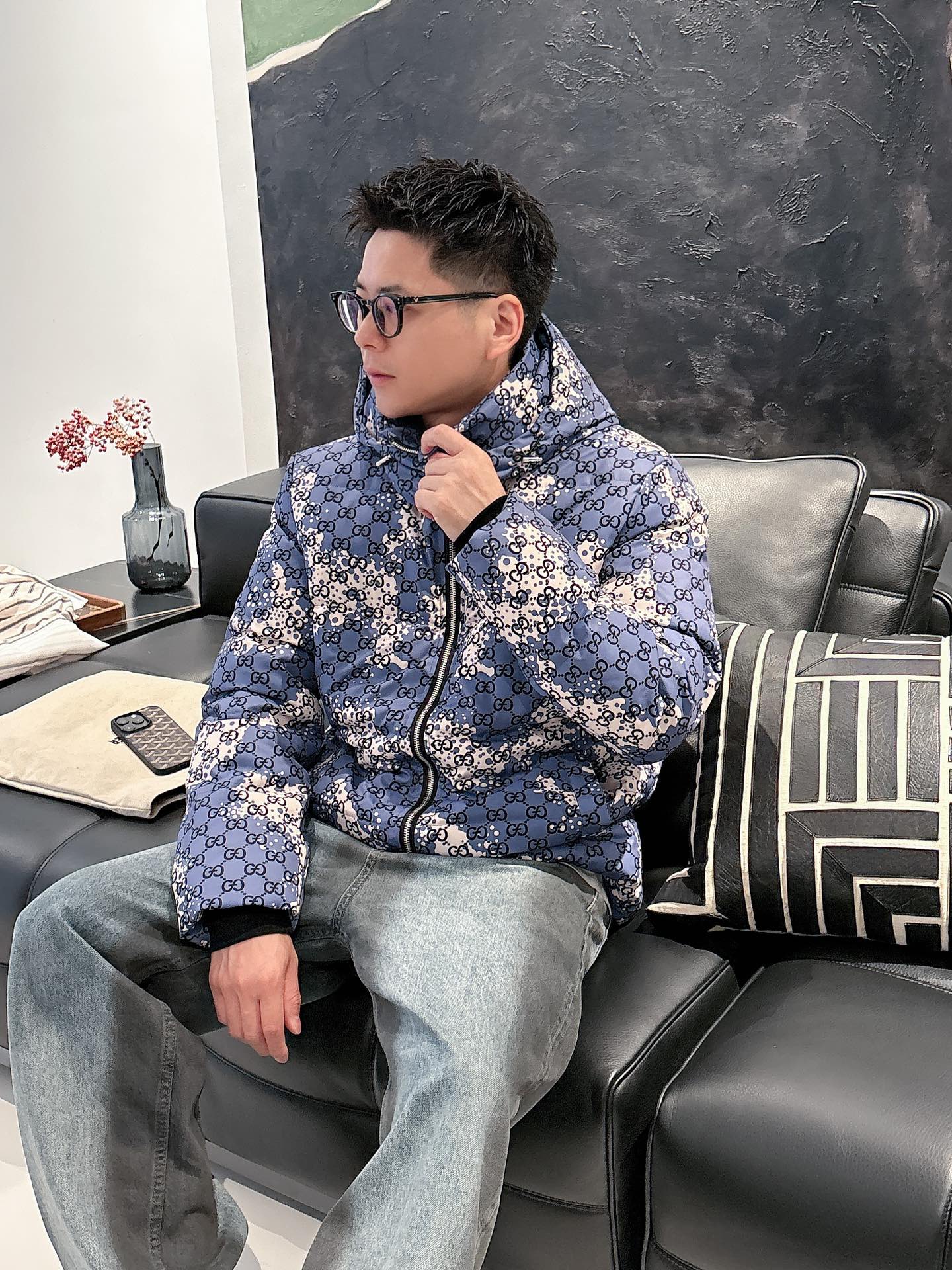 古奇 官网款2025秋冬新款羽绒服。这款号称羽绒服届最高端的，全部90绒的三标齐全带着经典的Logo组合