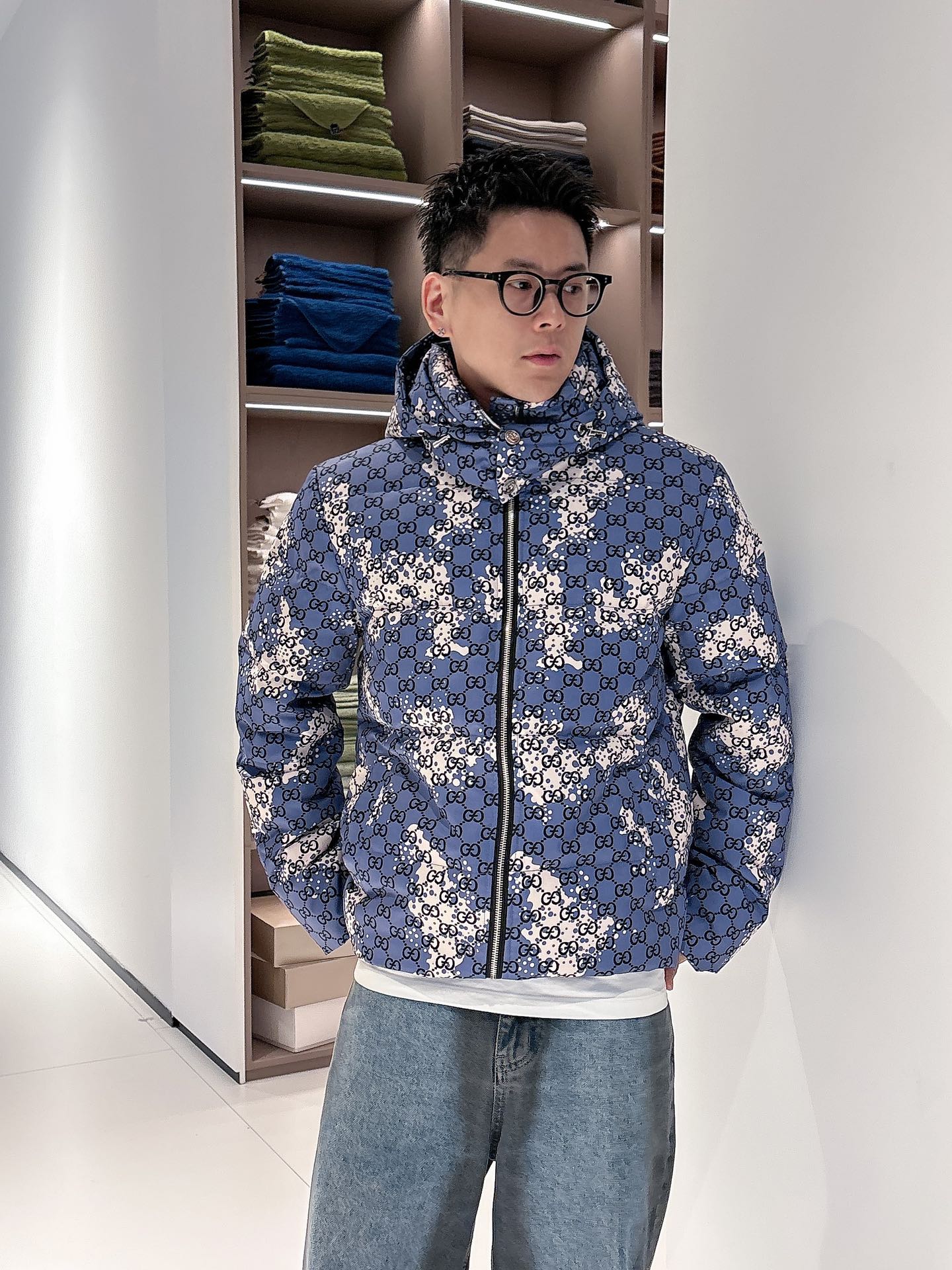 古奇 官网款2025秋冬新款羽绒服。这款号称羽绒服届最高端的，全部90绒的三标齐全带着经典的Logo组合