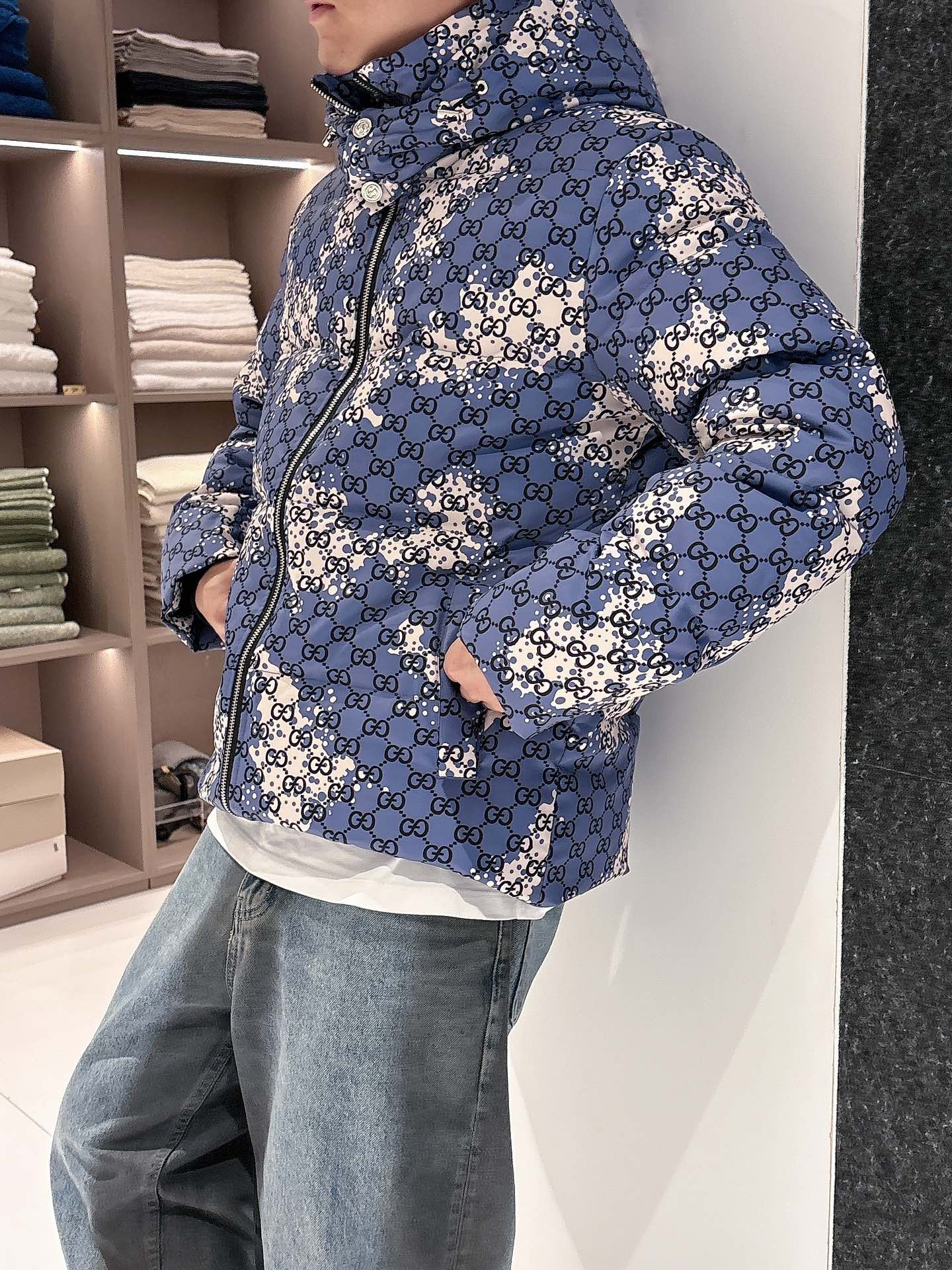 古奇 官网款2025秋冬新款羽绒服。这款号称羽绒服届最高端的，全部90绒的三标齐全带着经典的Logo组合