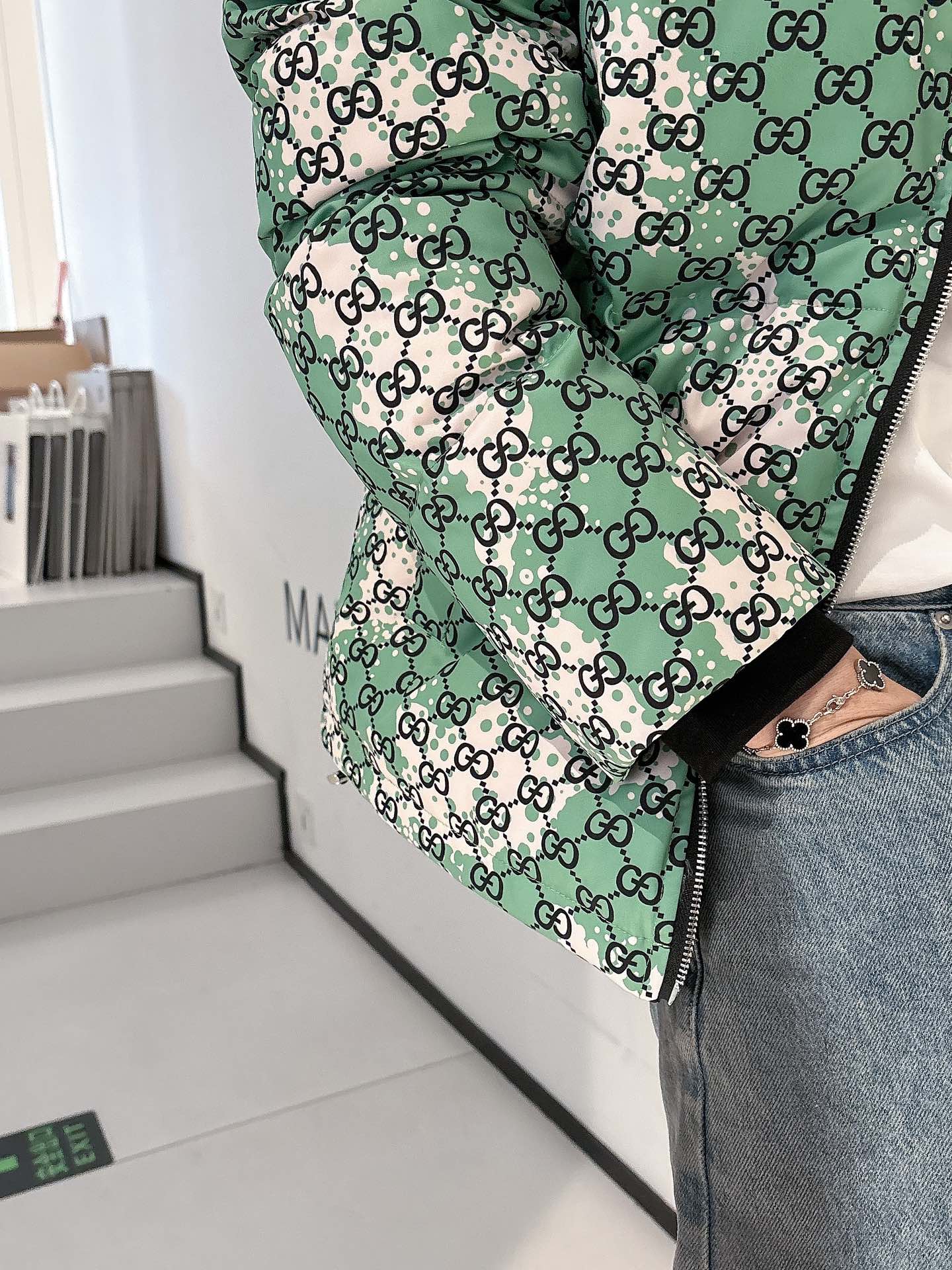 古奇 官网款2025秋冬新款羽绒服。这款号称羽绒服届最高端的，全部90绒的三标齐全带着经典的Logo组合