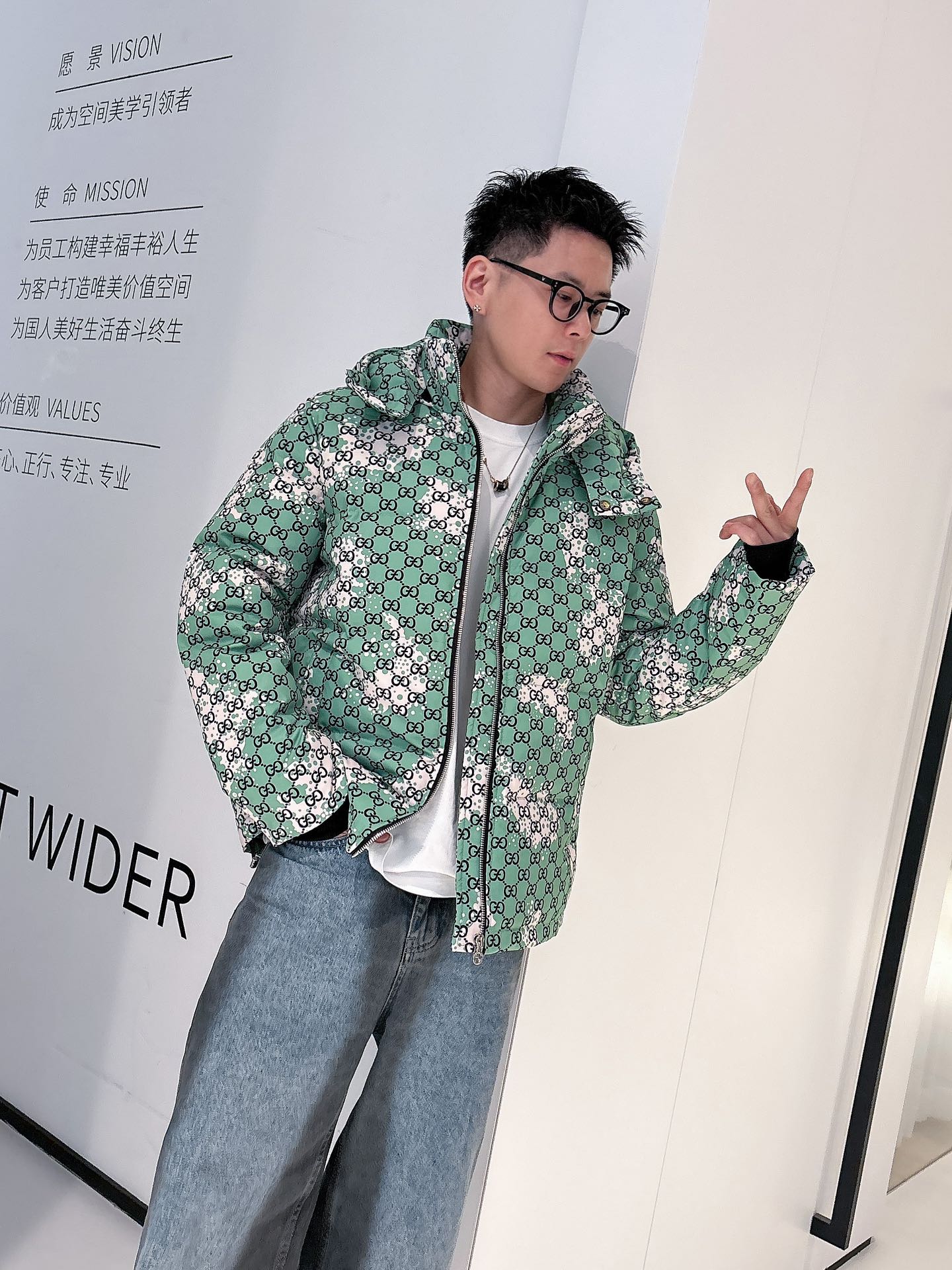 古奇 官网款2025秋冬新款羽绒服。这款号称羽绒服届最高端的，全部90绒的三标齐全带着经典的Logo组合