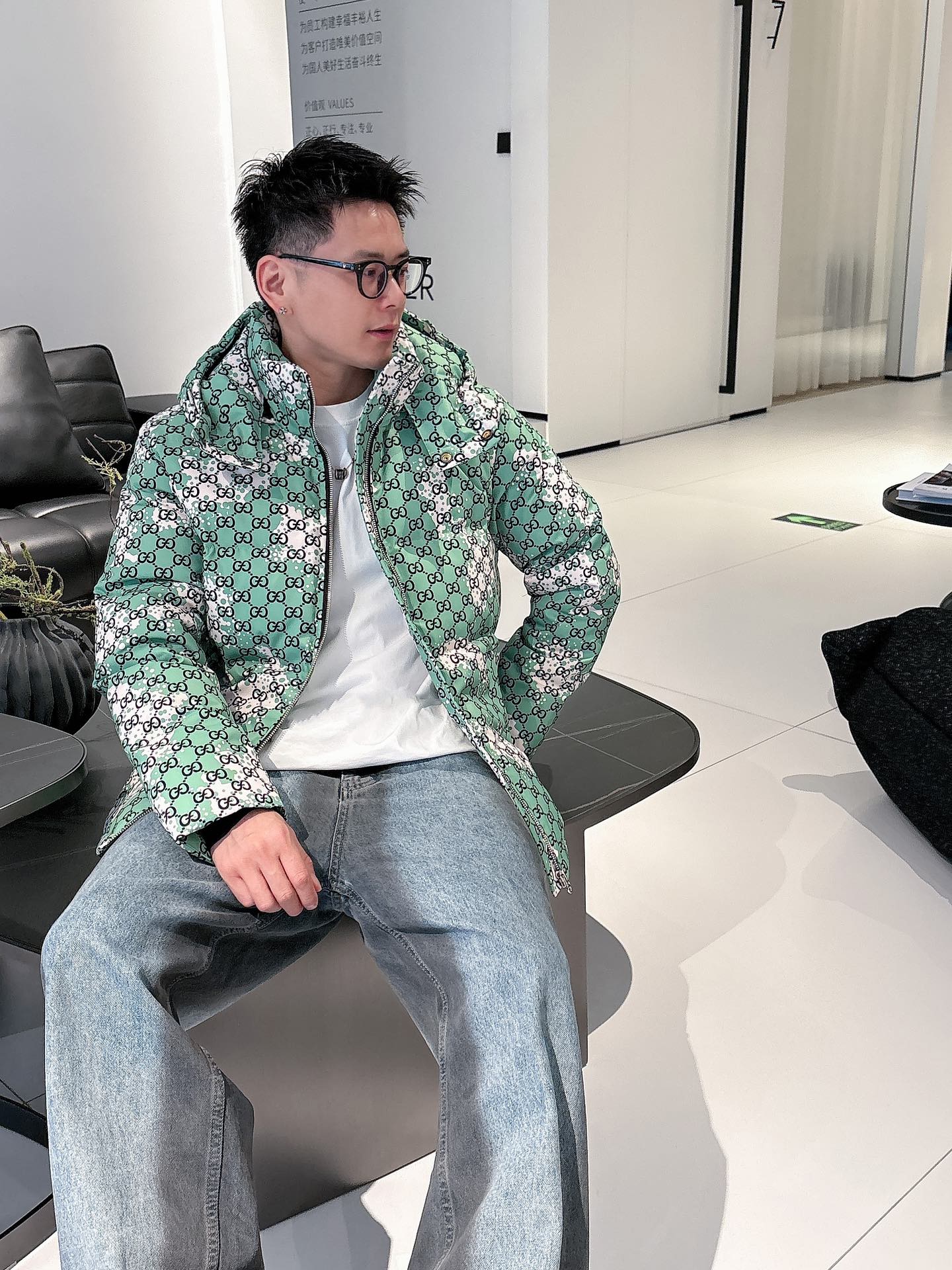 古奇 官网款2025秋冬新款羽绒服。这款号称羽绒服届最高端的，全部90绒的三标齐全带着经典的Logo组合