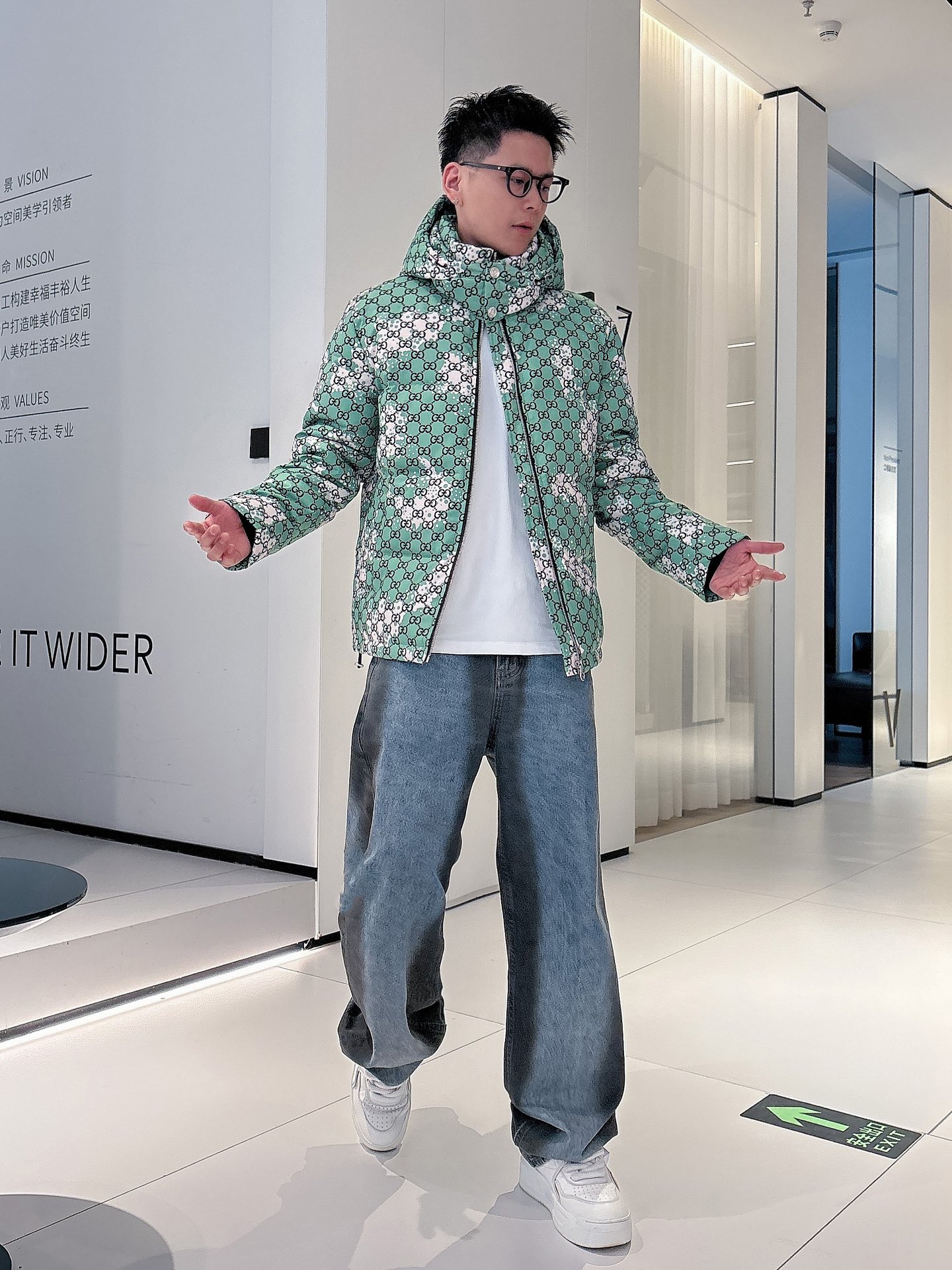 古奇 官网款2025秋冬新款羽绒服。这款号称羽绒服届最高端的，全部90绒的三标齐全带着经典的Logo组合