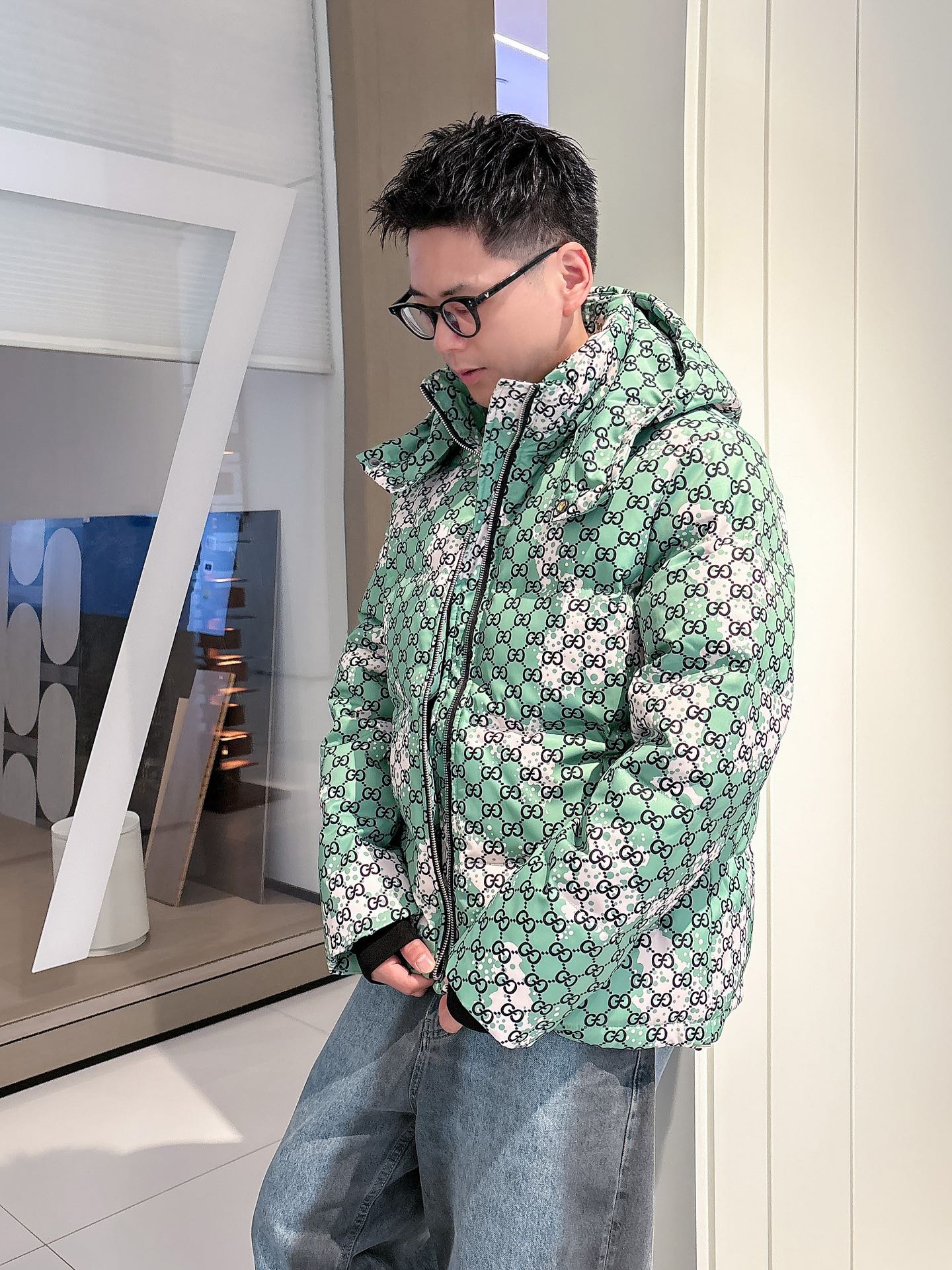 古奇 官网款2025秋冬新款羽绒服。这款号称羽绒服届最高端的，全部90绒的三标齐全带着经典的Logo组合