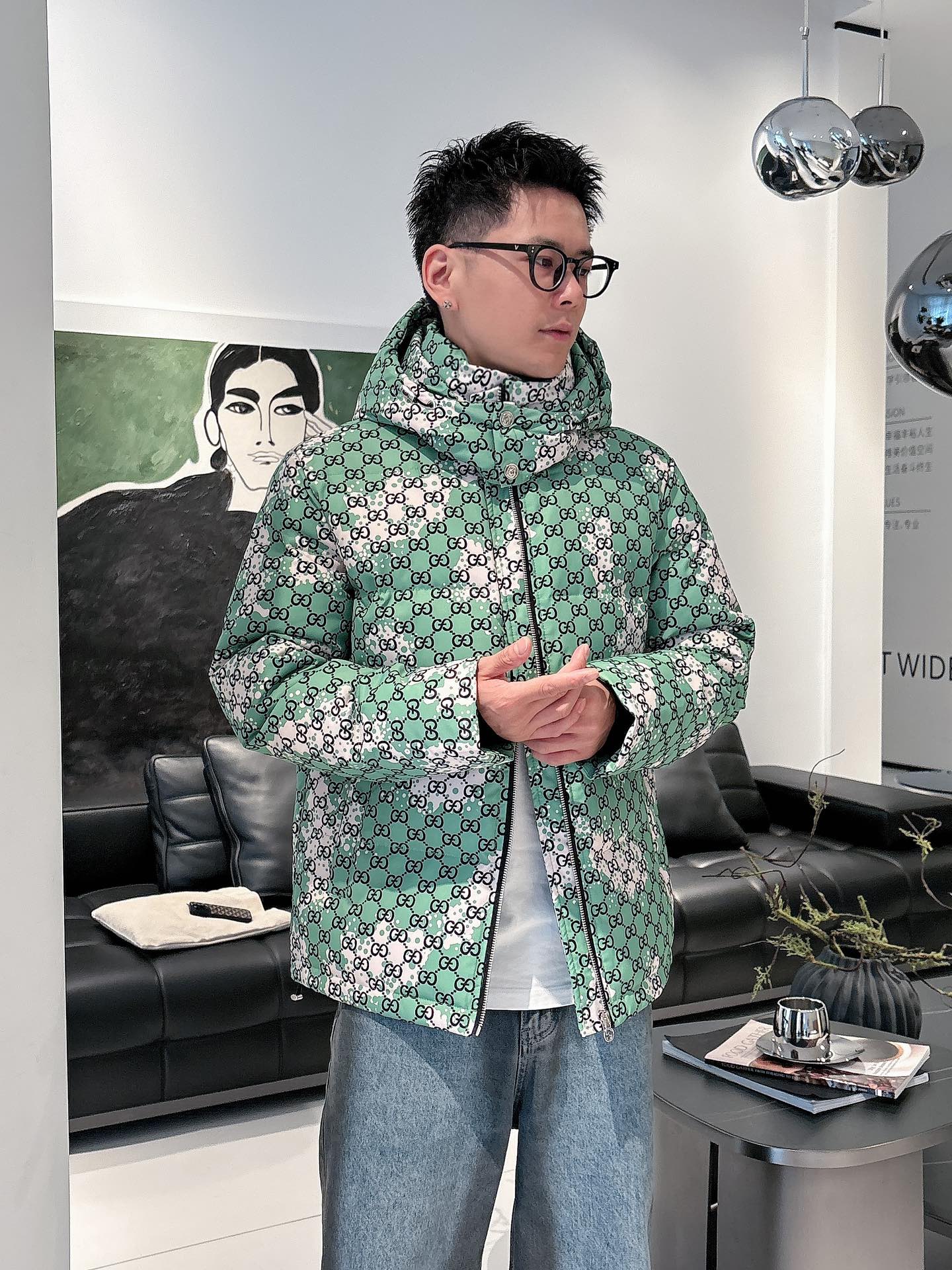 古奇 官网款2025秋冬新款羽绒服。这款号称羽绒服届最高端的，全部90绒的三标齐全带着经典的Logo组合