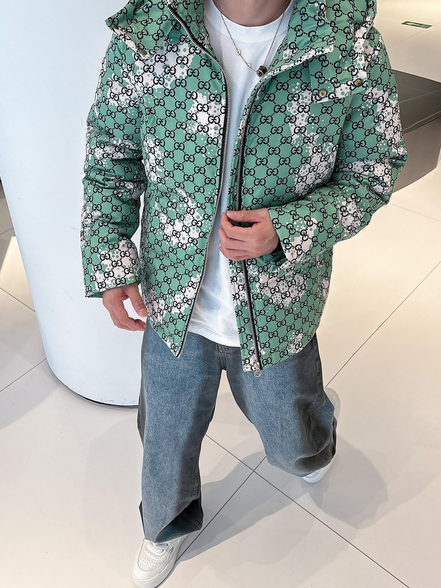 古奇 官网款2025秋冬新款羽绒服。这款号称羽绒服届最高端的，全部90绒的三标齐全带着经典的Logo组合