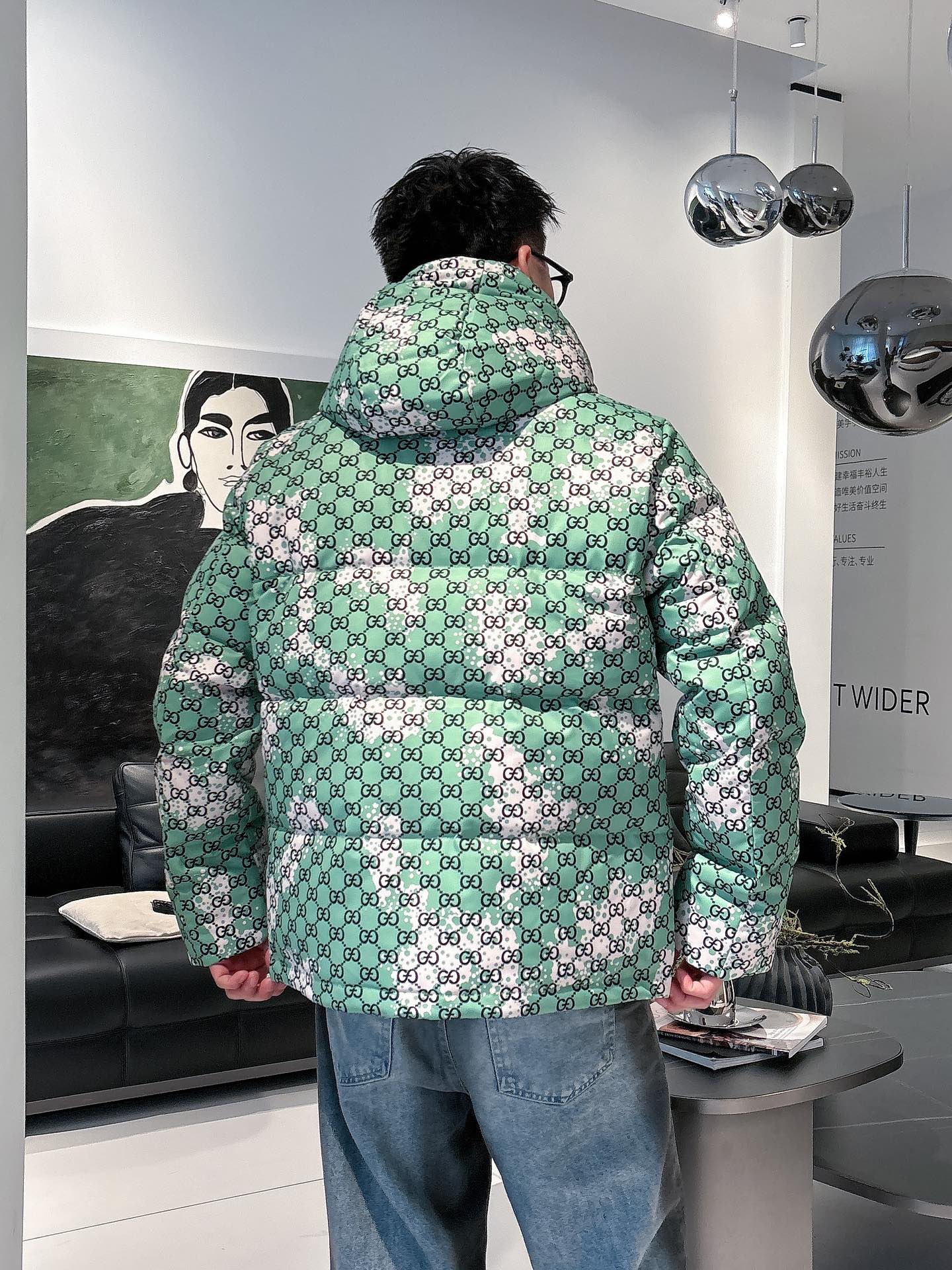 古奇 官网款2025秋冬新款羽绒服。这款号称羽绒服届最高端的，全部90绒的三标齐全带着经典的Logo组合