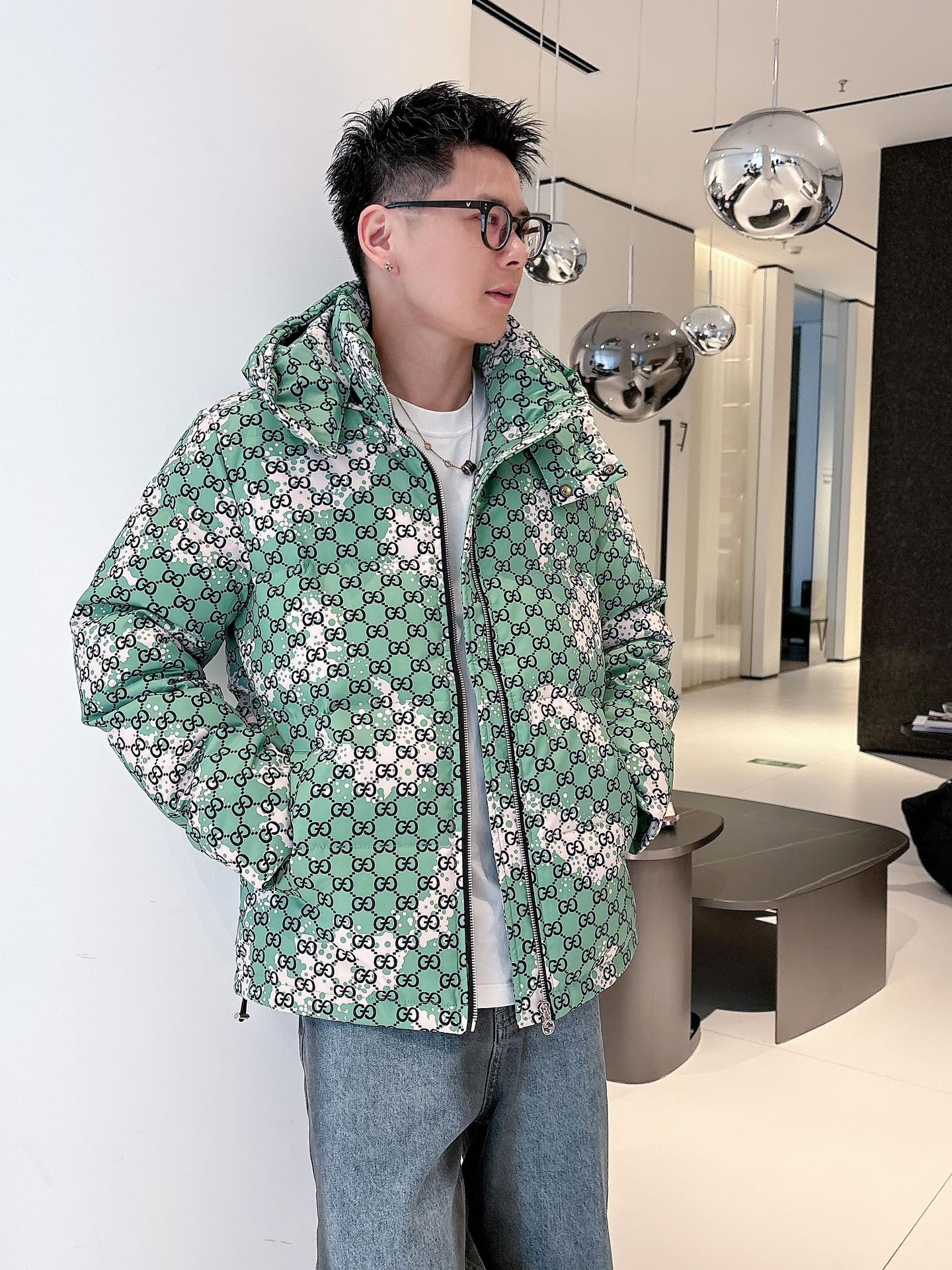 古奇 官网款2025秋冬新款羽绒服。这款号称羽绒服届最高端的，全部90绒的三标齐全带着经典的Logo组合