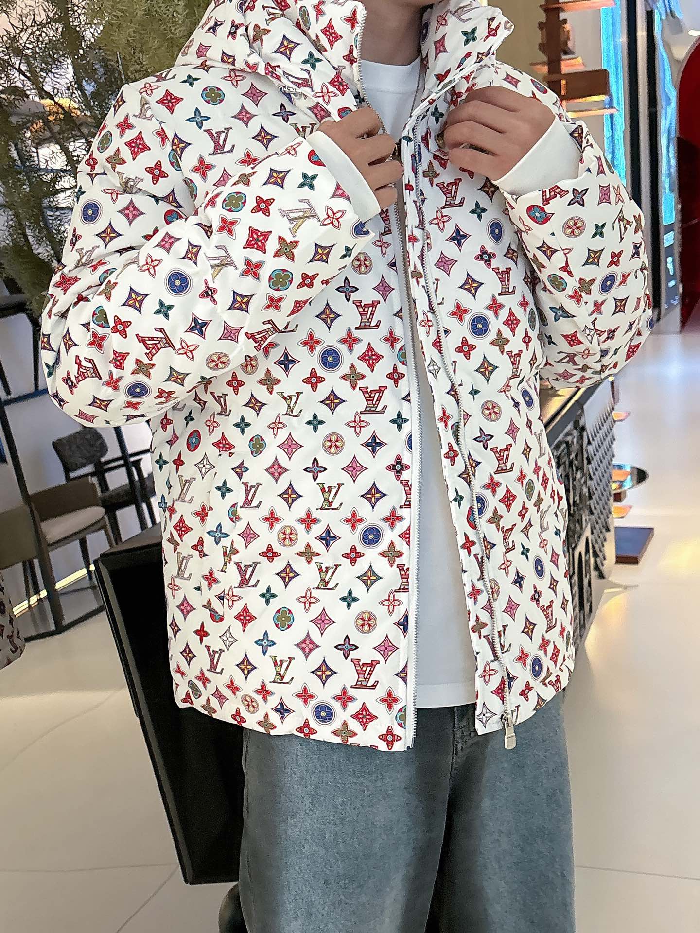 LV 官网款2025秋冬新款羽绒服。这款号称羽绒服届最高端的，全部90绒的三标齐全带着经典的Logo组合