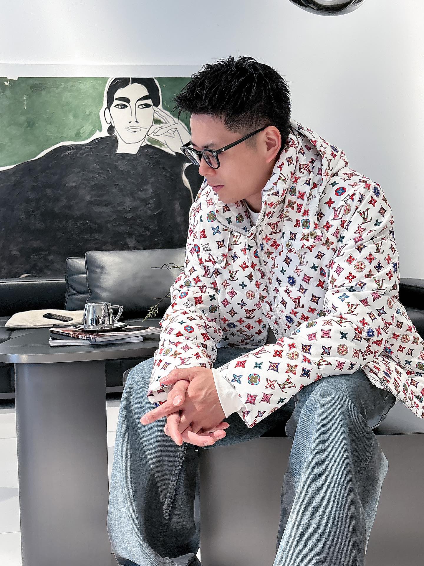 LV 官网款2025秋冬新款羽绒服。这款号称羽绒服届最高端的，全部90绒的三标齐全带着经典的Logo组合