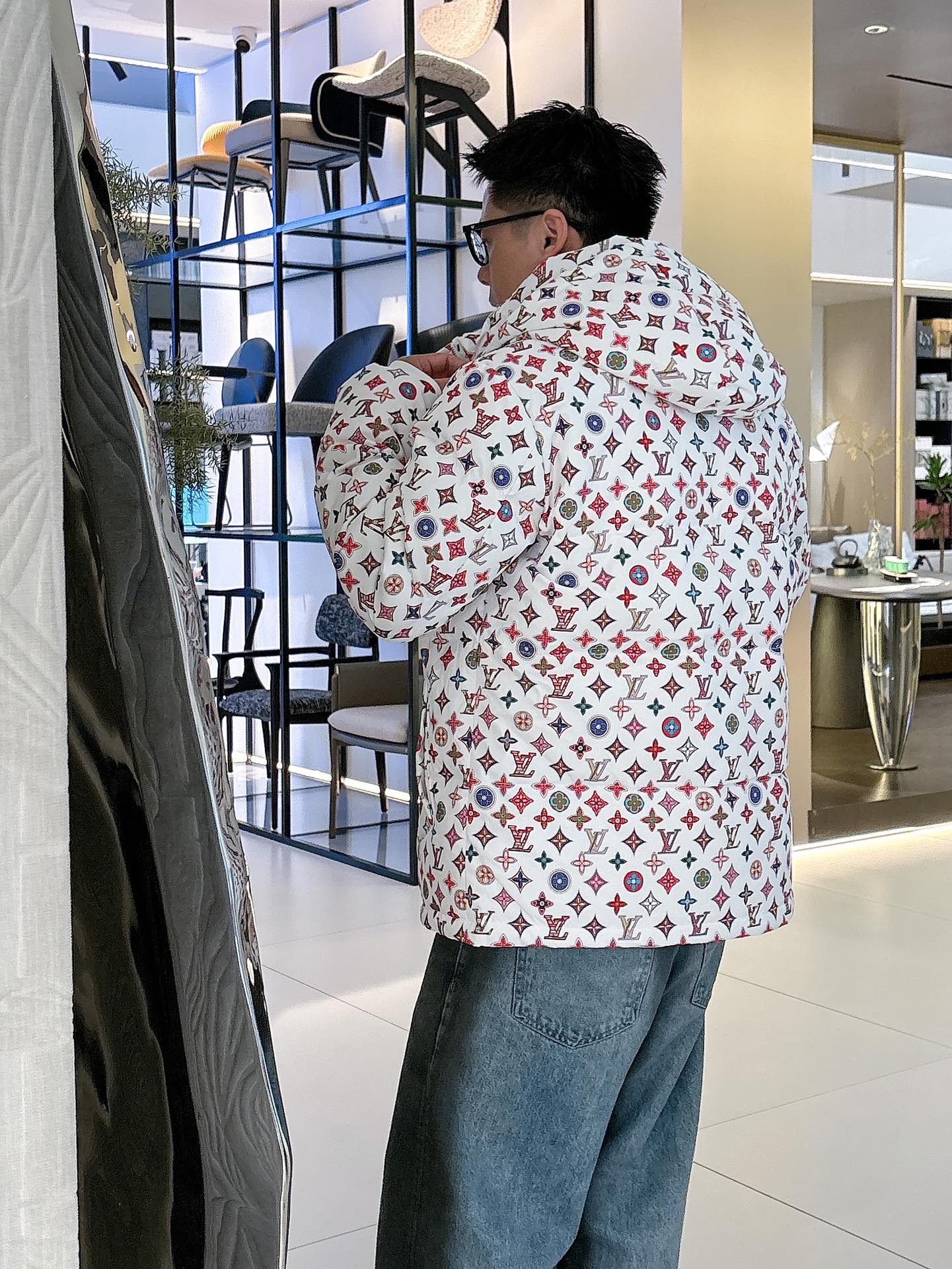 LV 官网款2025秋冬新款羽绒服。这款号称羽绒服届最高端的，全部90绒的三标齐全带着经典的Logo组合