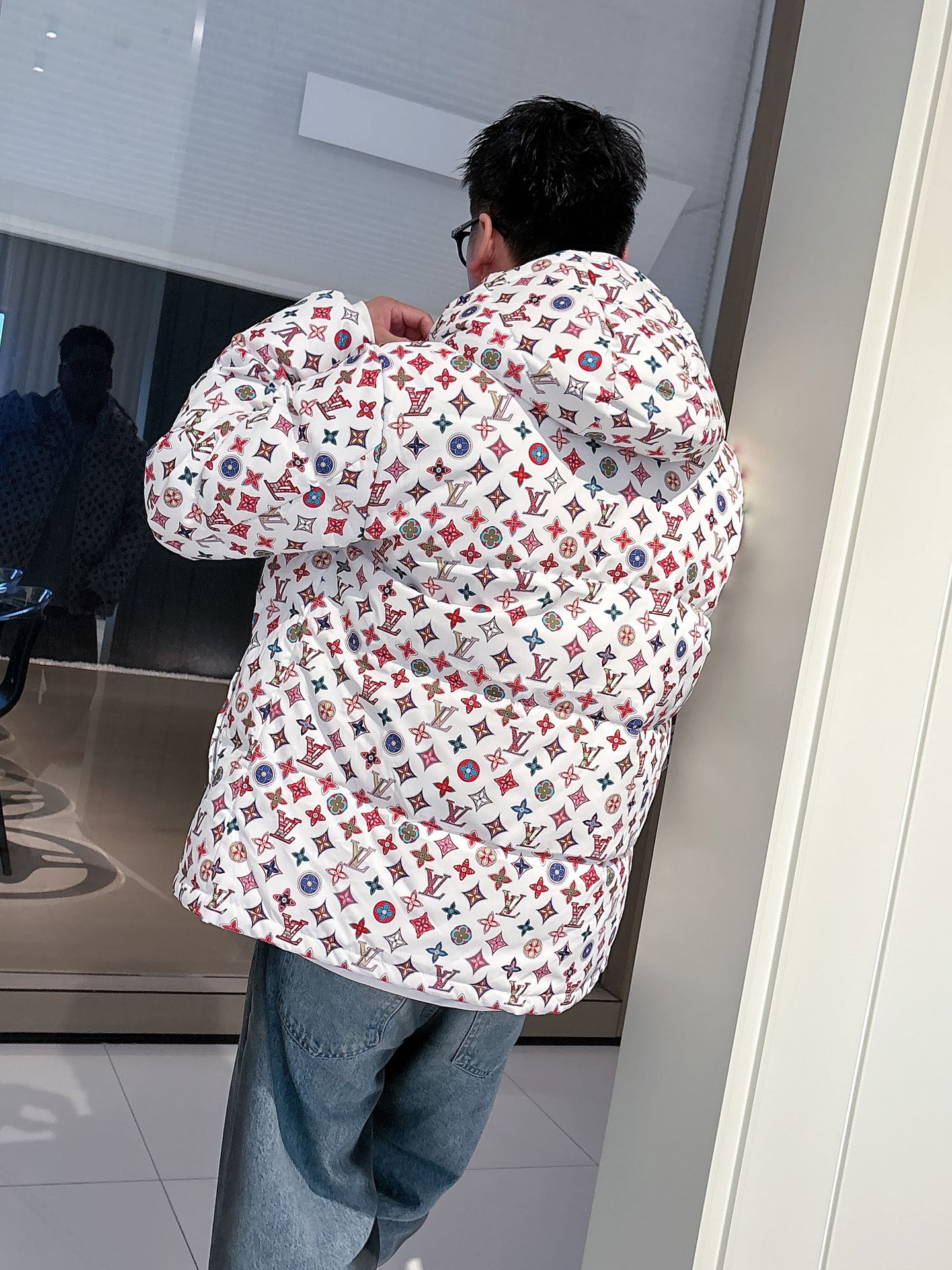 LV 官网款2025秋冬新款羽绒服。这款号称羽绒服届最高端的，全部90绒的三标齐全带着经典的Logo组合