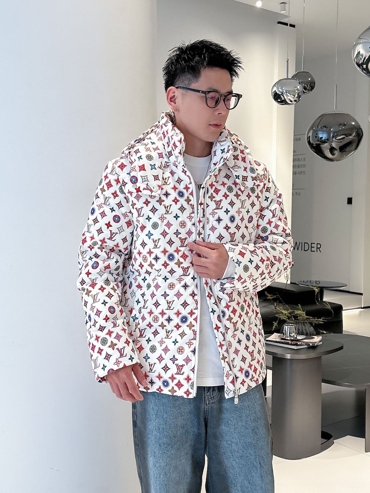 LV 官网款2025秋冬新款羽绒服。这款号称羽绒服届最高端的，全部90绒的三标齐全带着经典的Logo组合