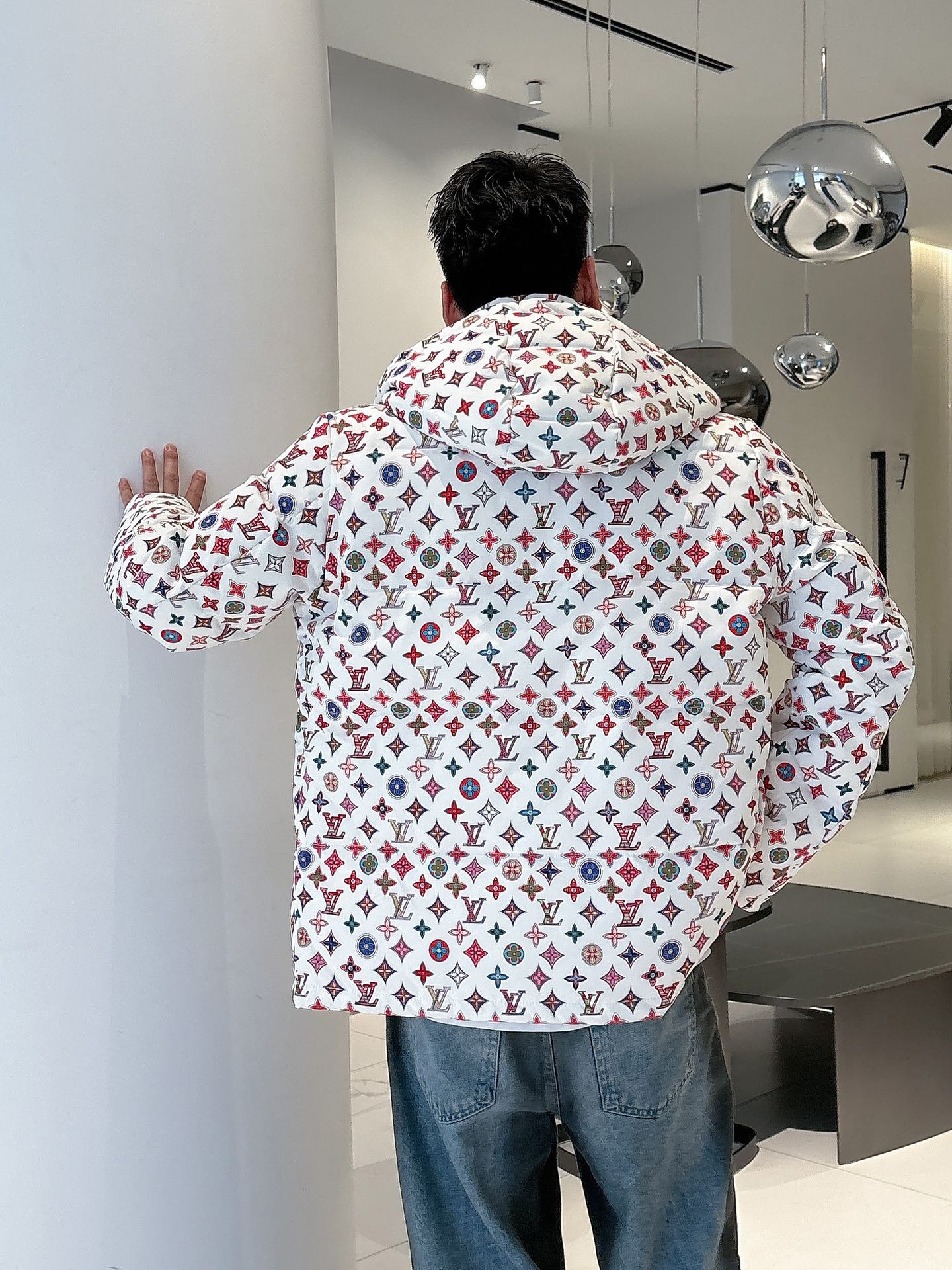 LV 官网款2025秋冬新款羽绒服。这款号称羽绒服届最高端的，全部90绒的三标齐全带着经典的Logo组合