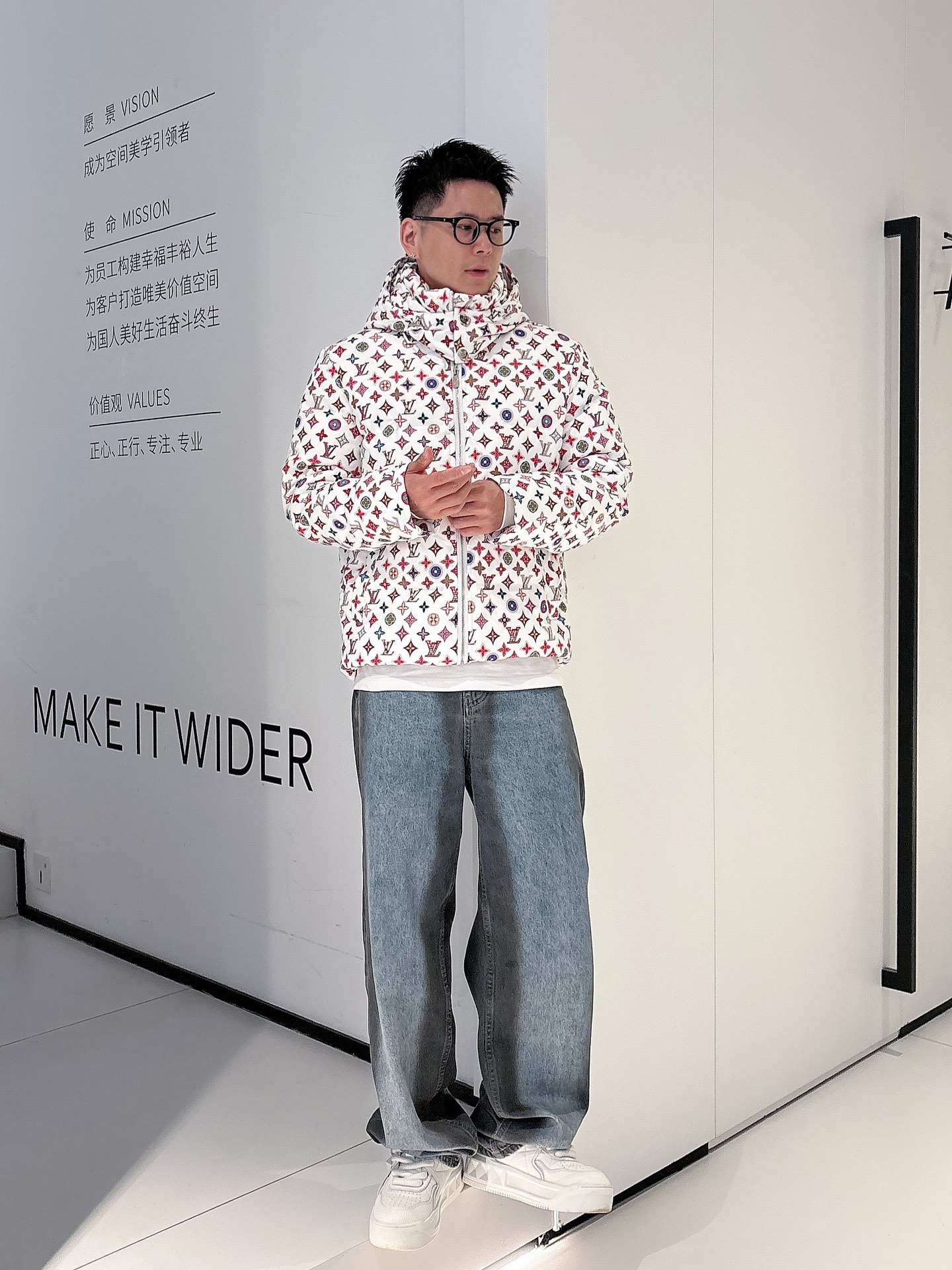 LV 官网款2025秋冬新款羽绒服。这款号称羽绒服届最高端的，全部90绒的三标齐全带着经典的Logo组合