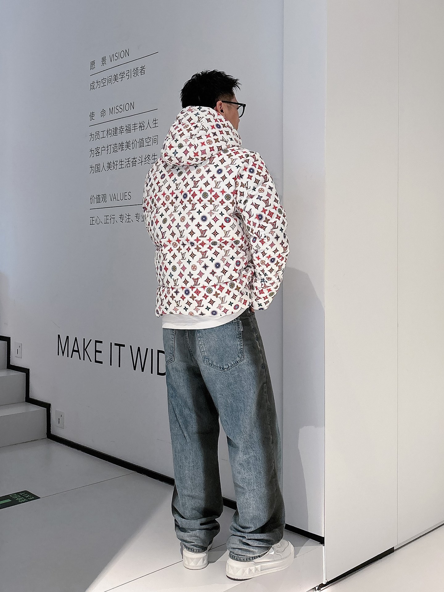 LV 官网款2025秋冬新款羽绒服。这款号称羽绒服届最高端的，全部90绒的三标齐全带着经典的Logo组合