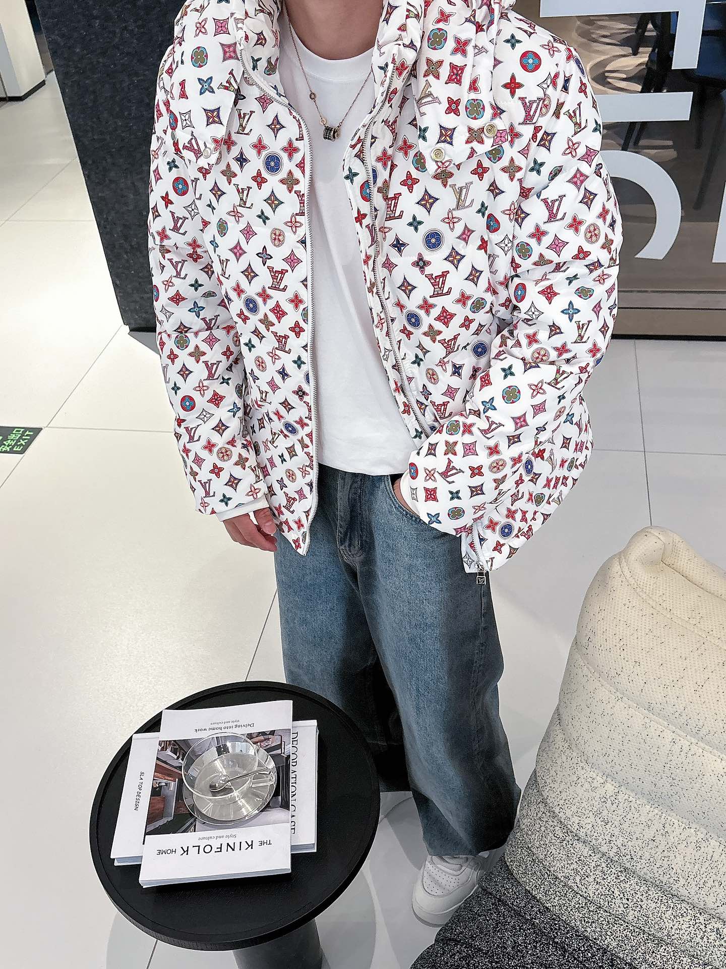 LV 官网款2025秋冬新款羽绒服。这款号称羽绒服届最高端的，全部90绒的三标齐全带着经典的Logo组合