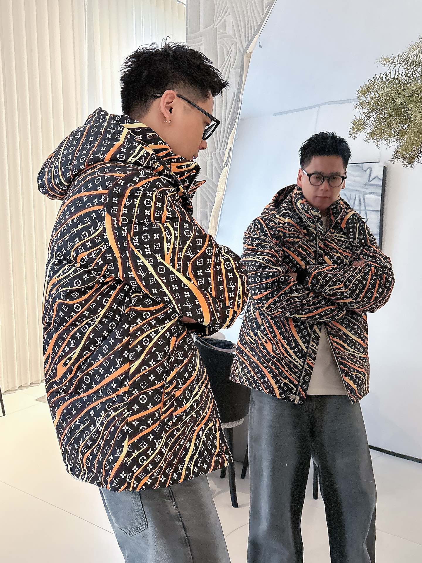 LV 官网款2025秋冬新款羽绒服。这款号称羽绒服届最高端的，全部90绒的三标齐全带着经典的Logo组合