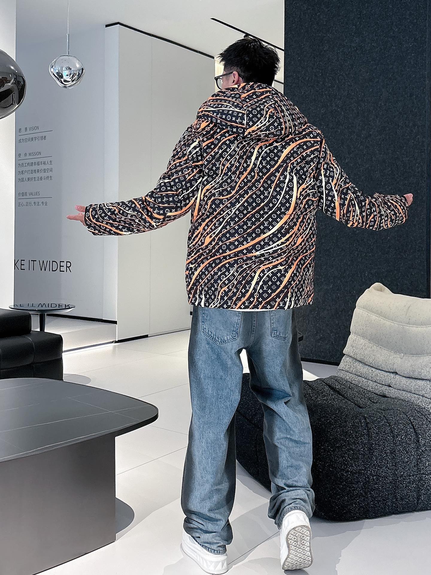 LV 官网款2025秋冬新款羽绒服。这款号称羽绒服届最高端的，全部90绒的三标齐全带着经典的Logo组合