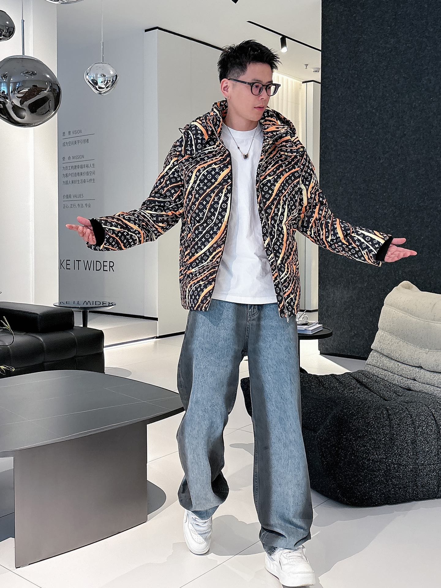 LV 官网款2025秋冬新款羽绒服。这款号称羽绒服届最高端的，全部90绒的三标齐全带着经典的Logo组合