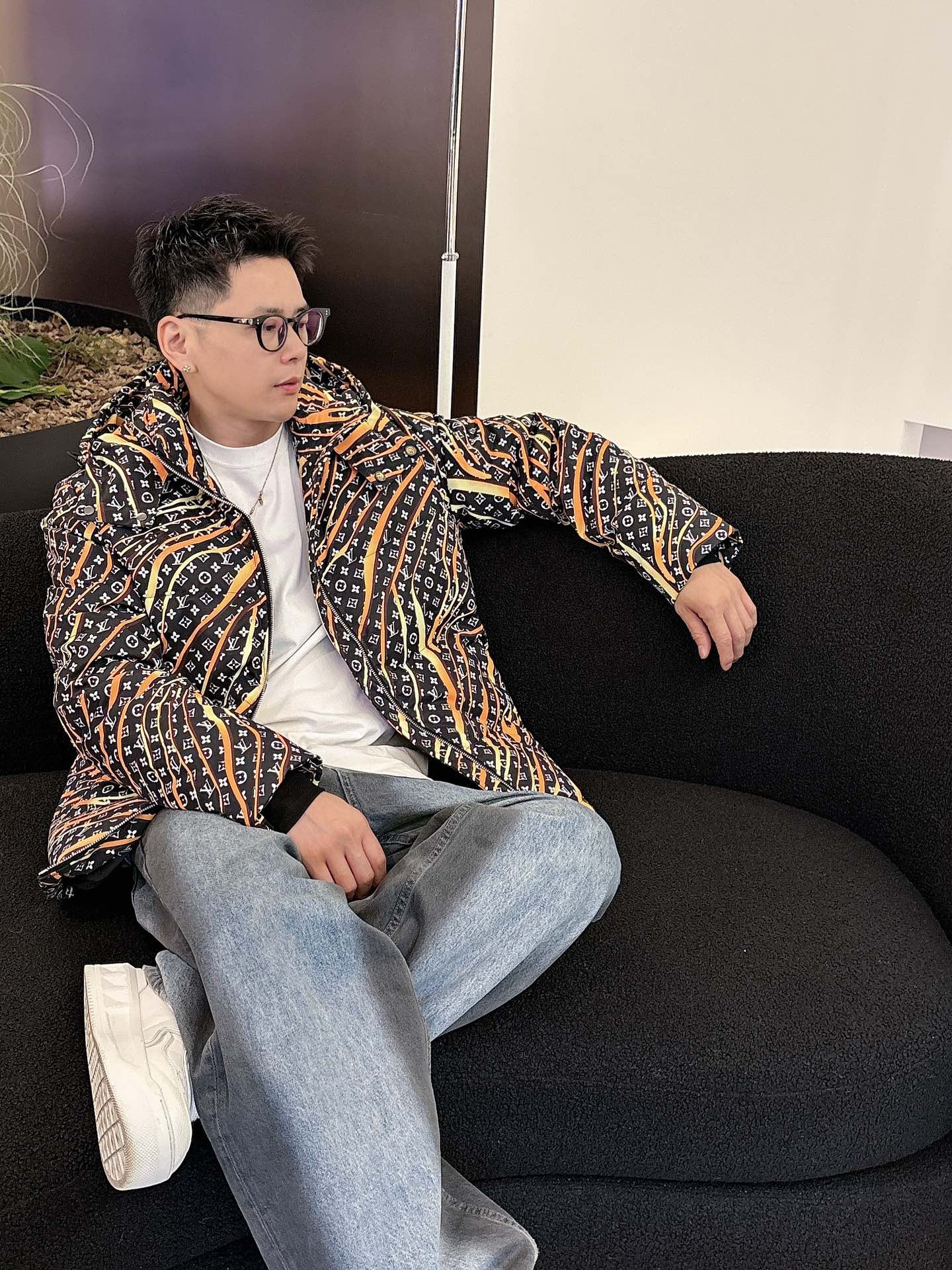 LV 官网款2025秋冬新款羽绒服。这款号称羽绒服届最高端的，全部90绒的三标齐全带着经典的Logo组合