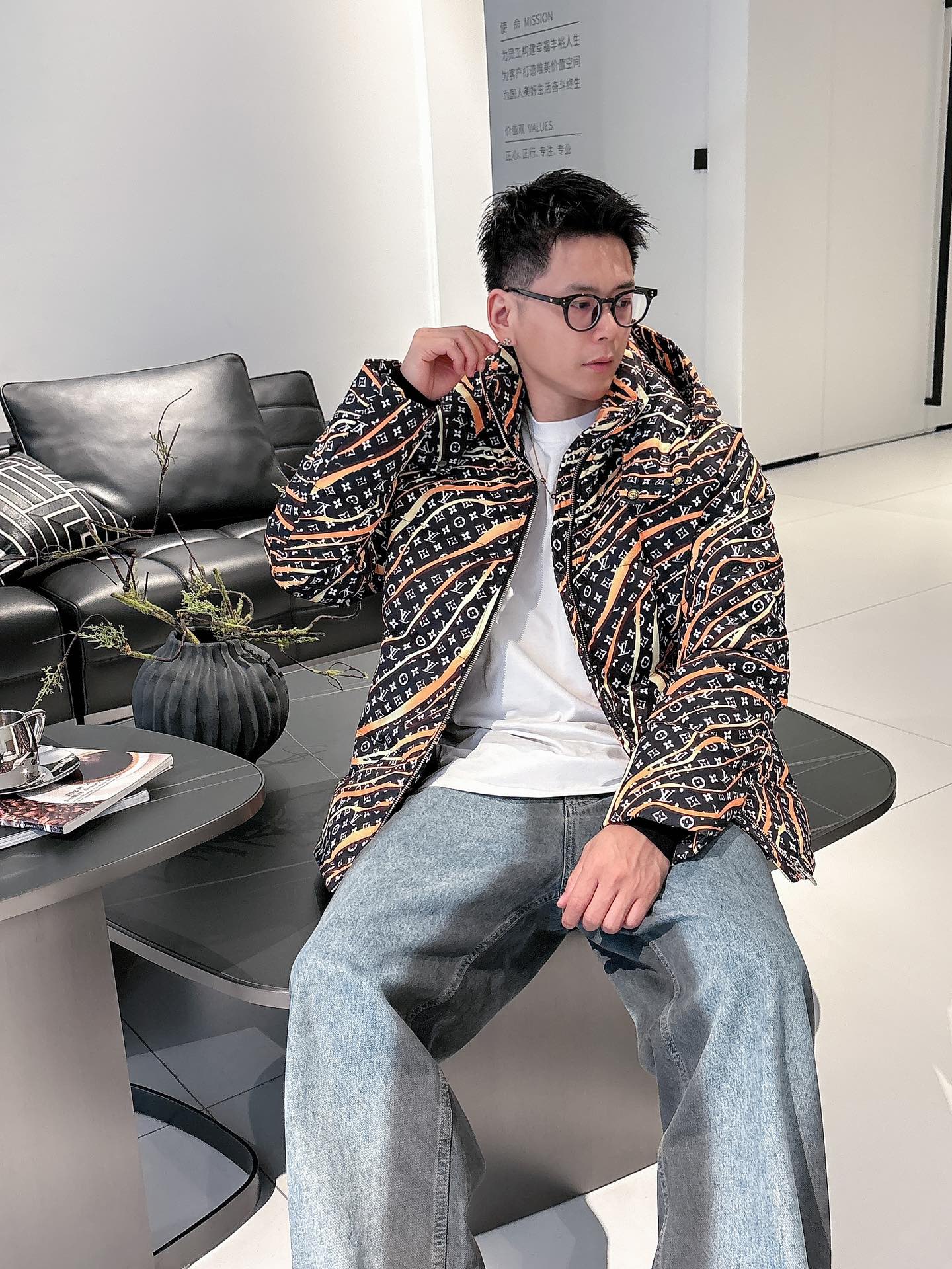 LV 官网款2025秋冬新款羽绒服。这款号称羽绒服届最高端的，全部90绒的三标齐全带着经典的Logo组合