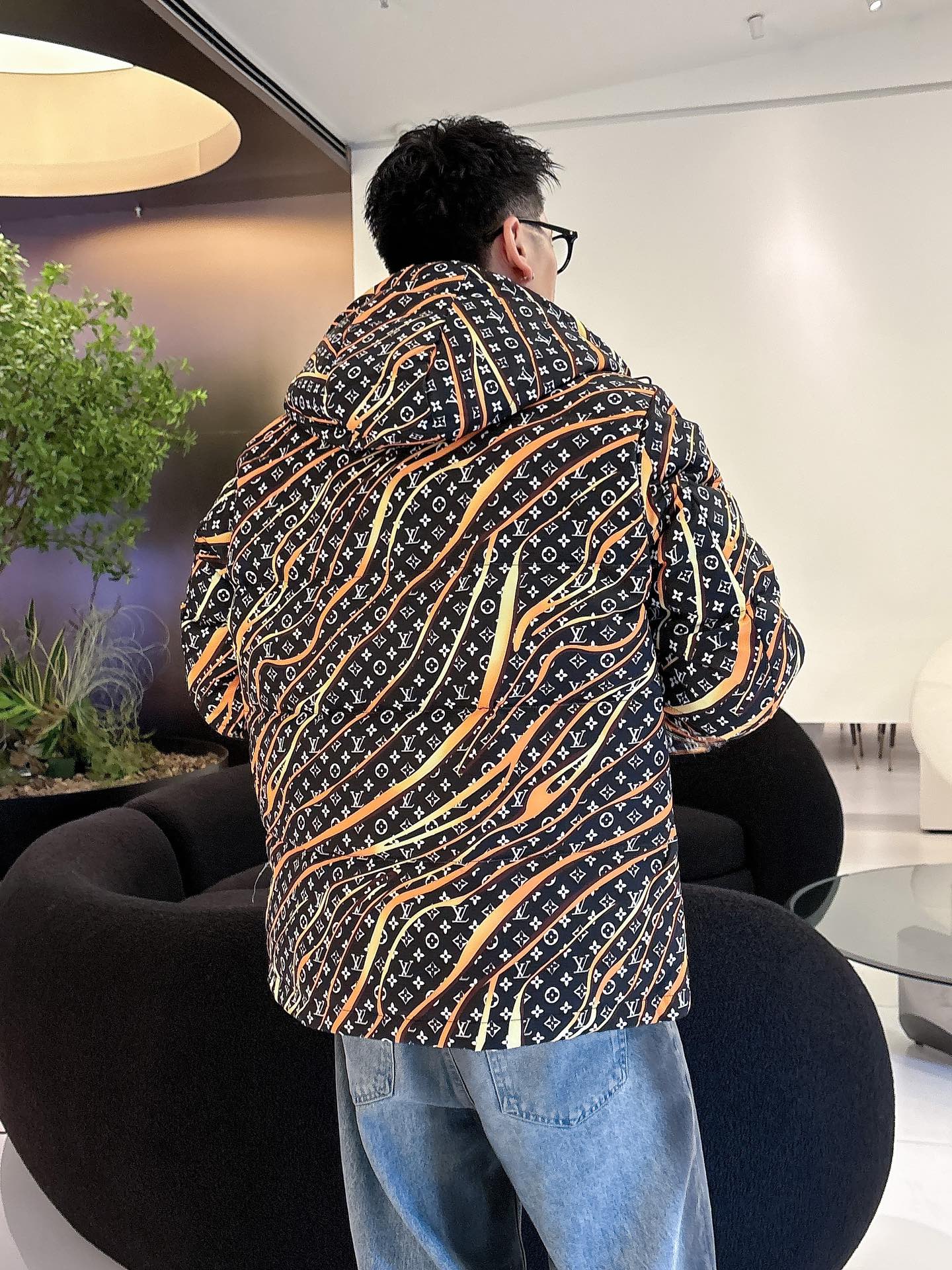 LV 官网款2025秋冬新款羽绒服。这款号称羽绒服届最高端的，全部90绒的三标齐全带着经典的Logo组合