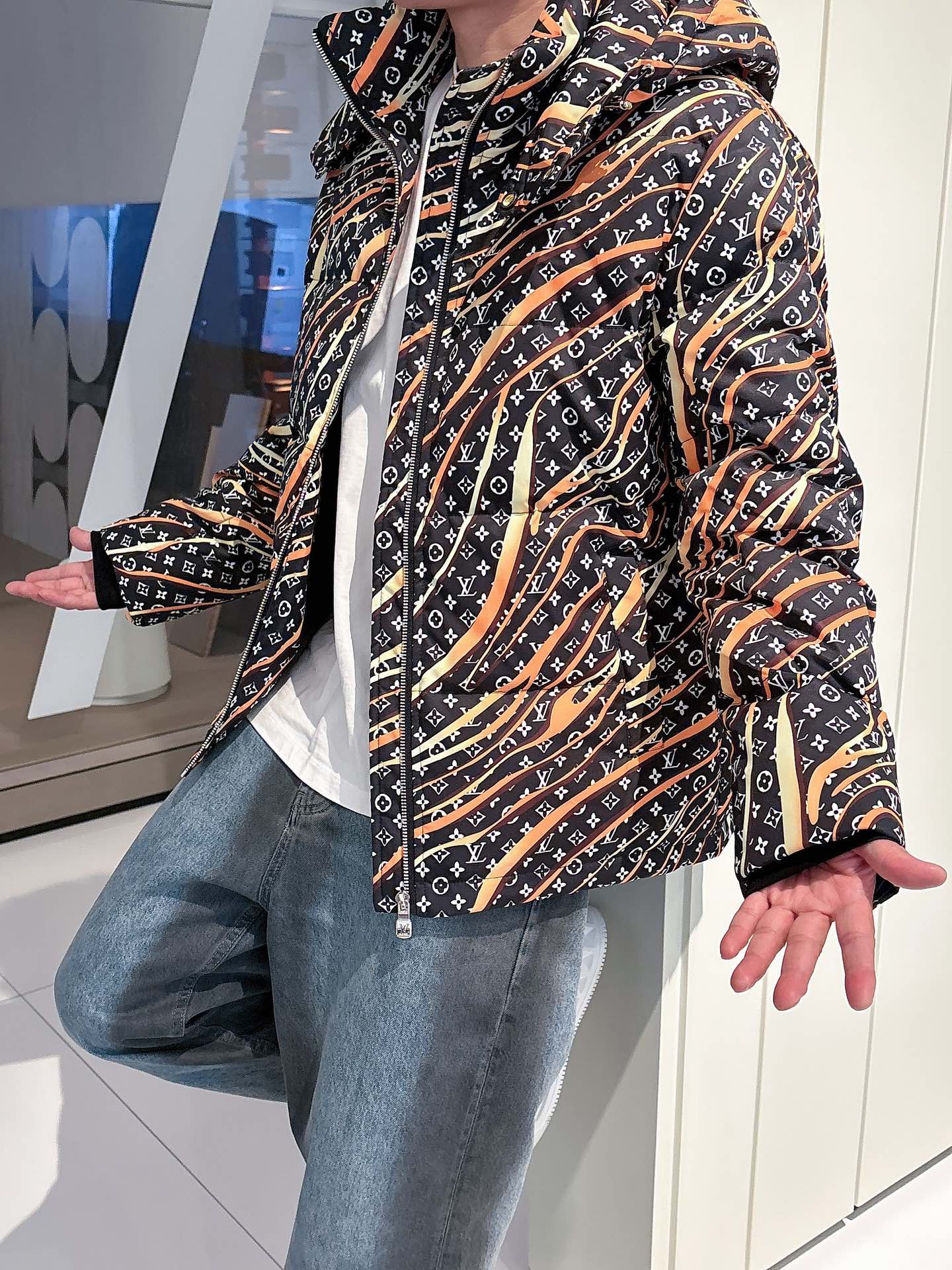 LV 官网款2025秋冬新款羽绒服。这款号称羽绒服届最高端的，全部90绒的三标齐全带着经典的Logo组合