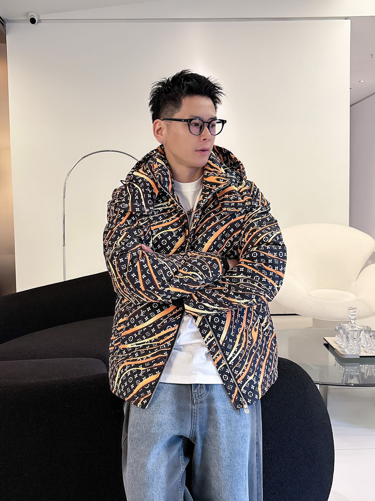 LV 官网款2025秋冬新款羽绒服。这款号称羽绒服届最高端的，全部90绒的三标齐全带着经典的Logo组合