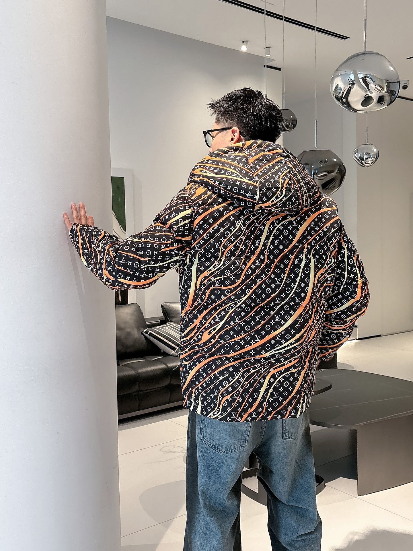 LV 官网款2025秋冬新款羽绒服。这款号称羽绒服届最高端的，全部90绒的三标齐全带着经典的Logo组合