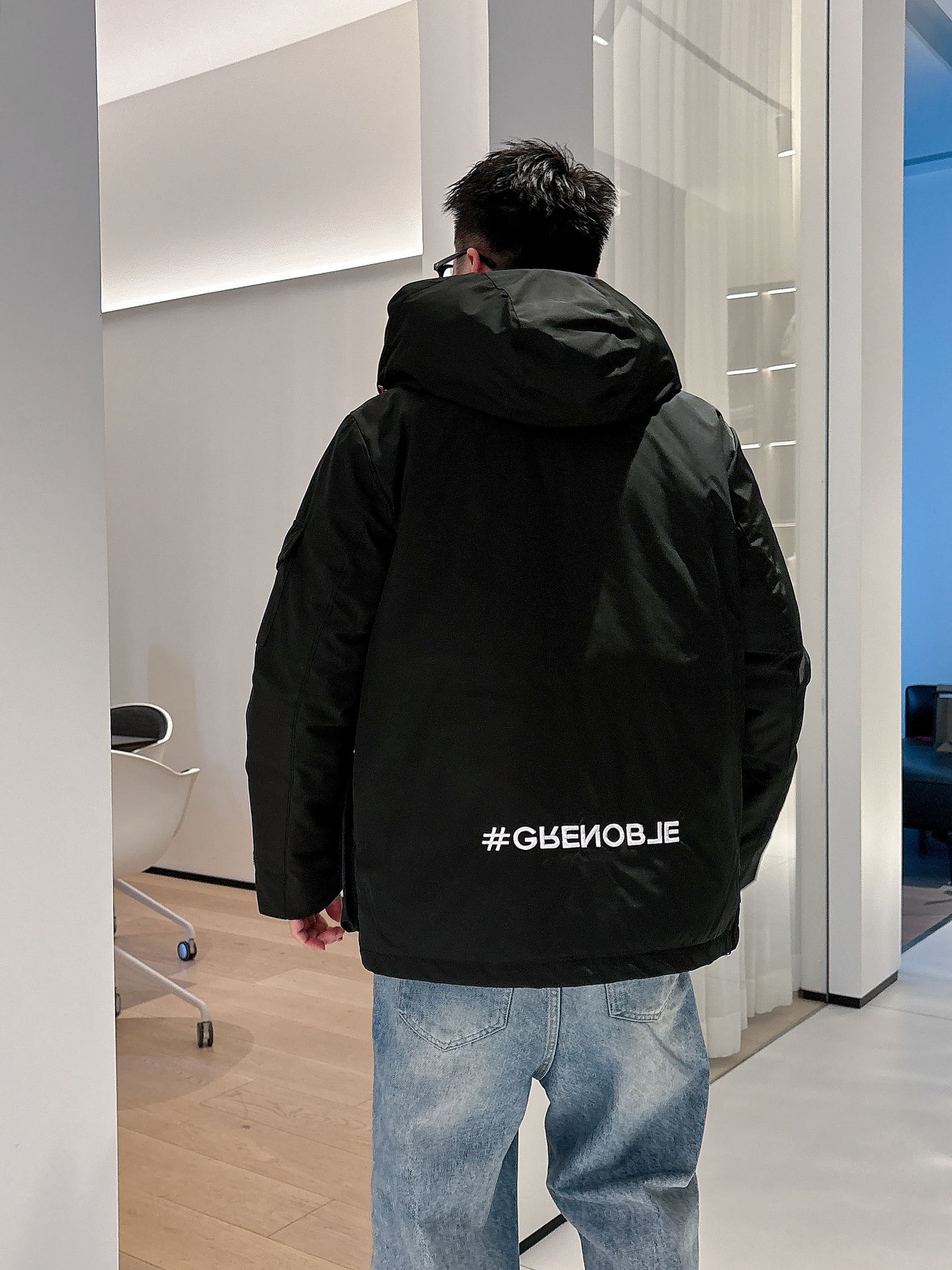 蒙口 官网款2025秋冬新款羽绒服。这款号称羽绒服届最高端的，全部90绒的三标齐全带着经典的Logo组合