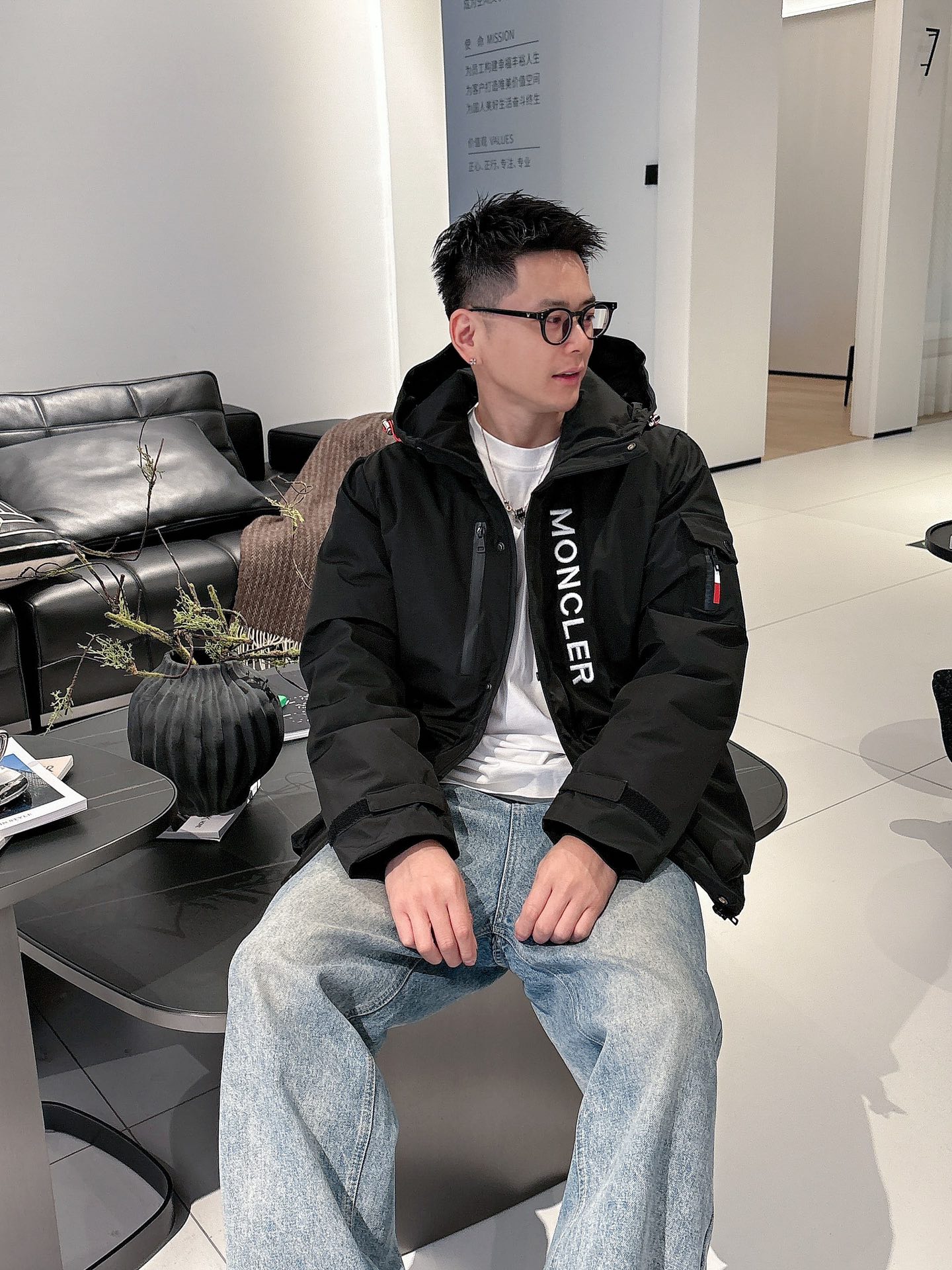 蒙口 官网款2025秋冬新款羽绒服。这款号称羽绒服届最高端的，全部90绒的三标齐全带着经典的Logo组合