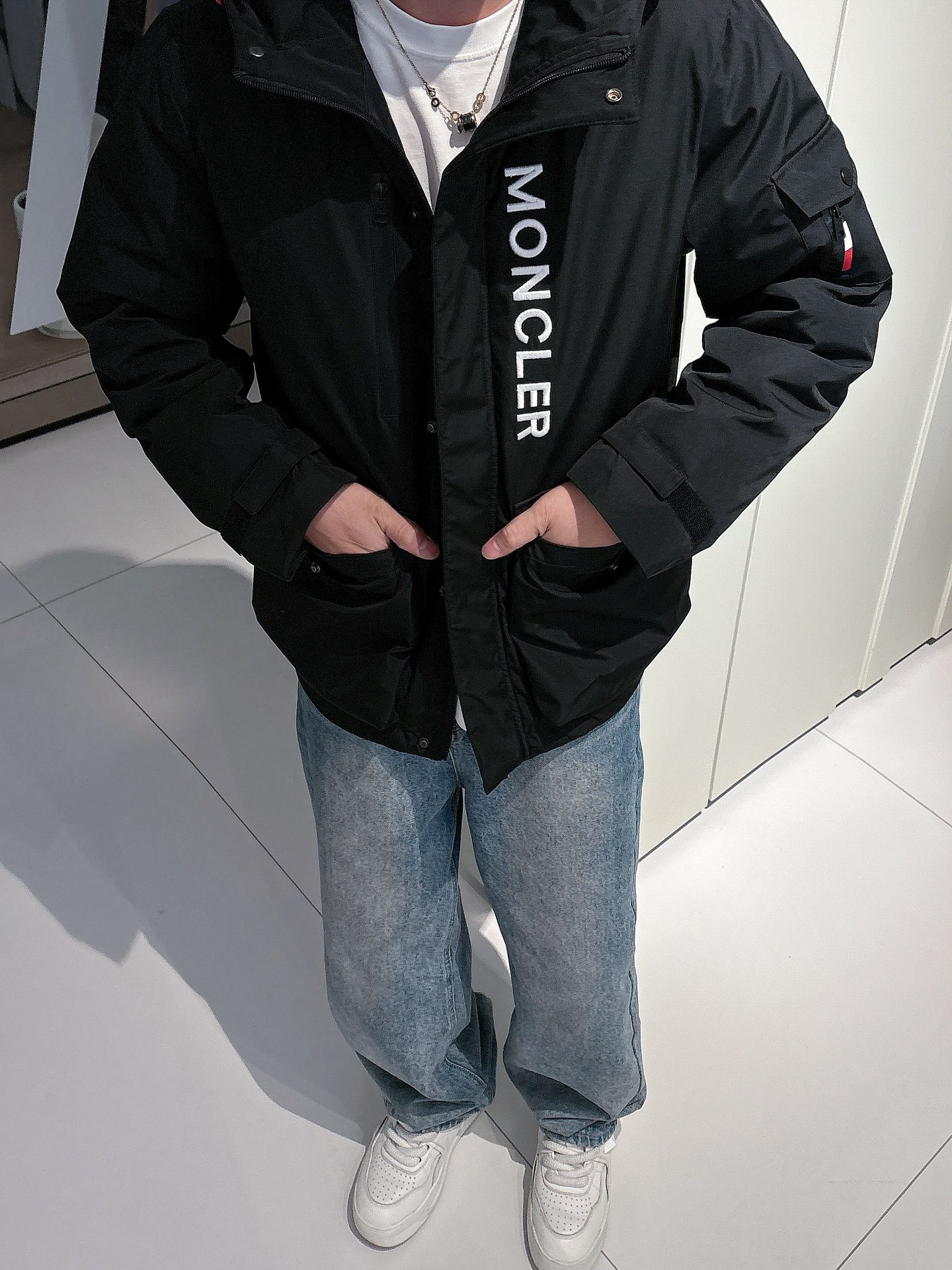 蒙口 官网款2025秋冬新款羽绒服。这款号称羽绒服届最高端的，全部90绒的三标齐全带着经典的Logo组合