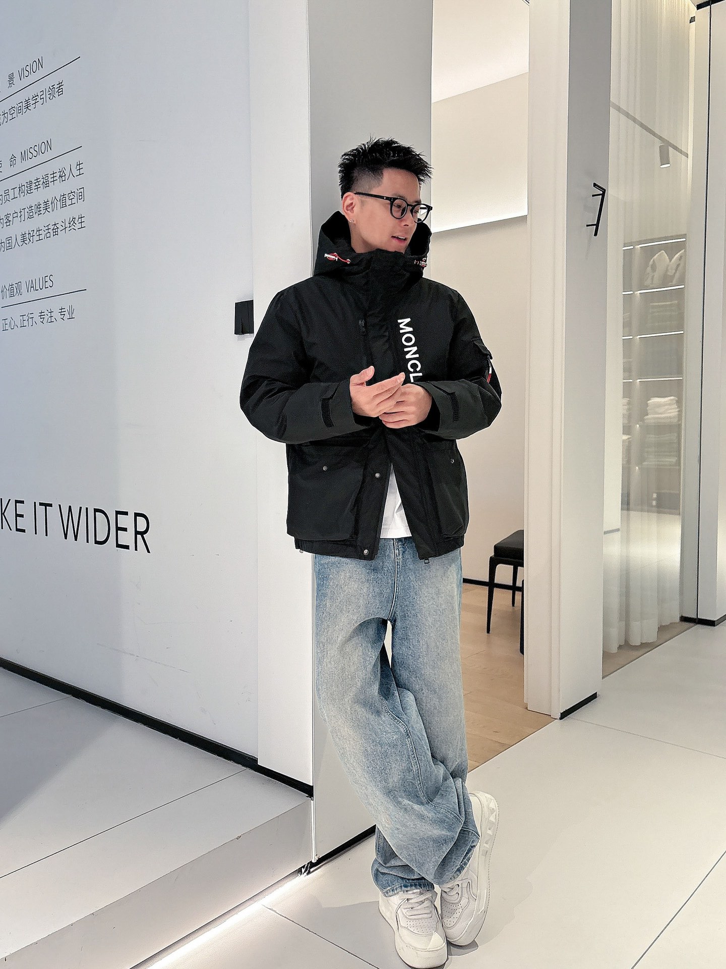 蒙口 官网款2025秋冬新款羽绒服。这款号称羽绒服届最高端的，全部90绒的三标齐全带着经典的Logo组合