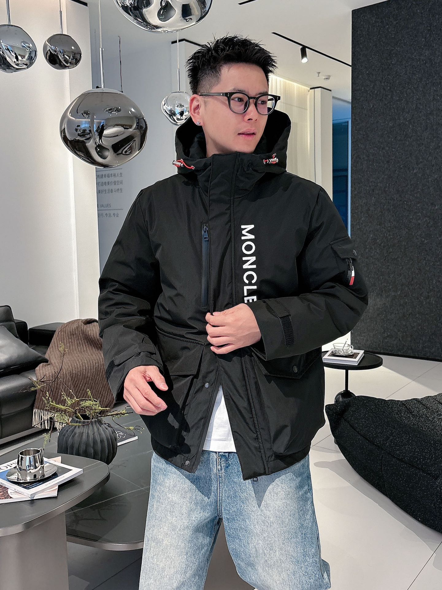 蒙口 官网款2025秋冬新款羽绒服。这款号称羽绒服届最高端的，全部90绒的三标齐全带着经典的Logo组合