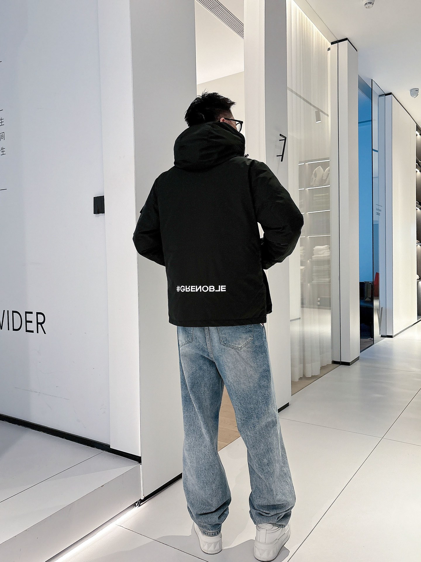 蒙口 官网款2025秋冬新款羽绒服。这款号称羽绒服届最高端的，全部90绒的三标齐全带着经典的Logo组合