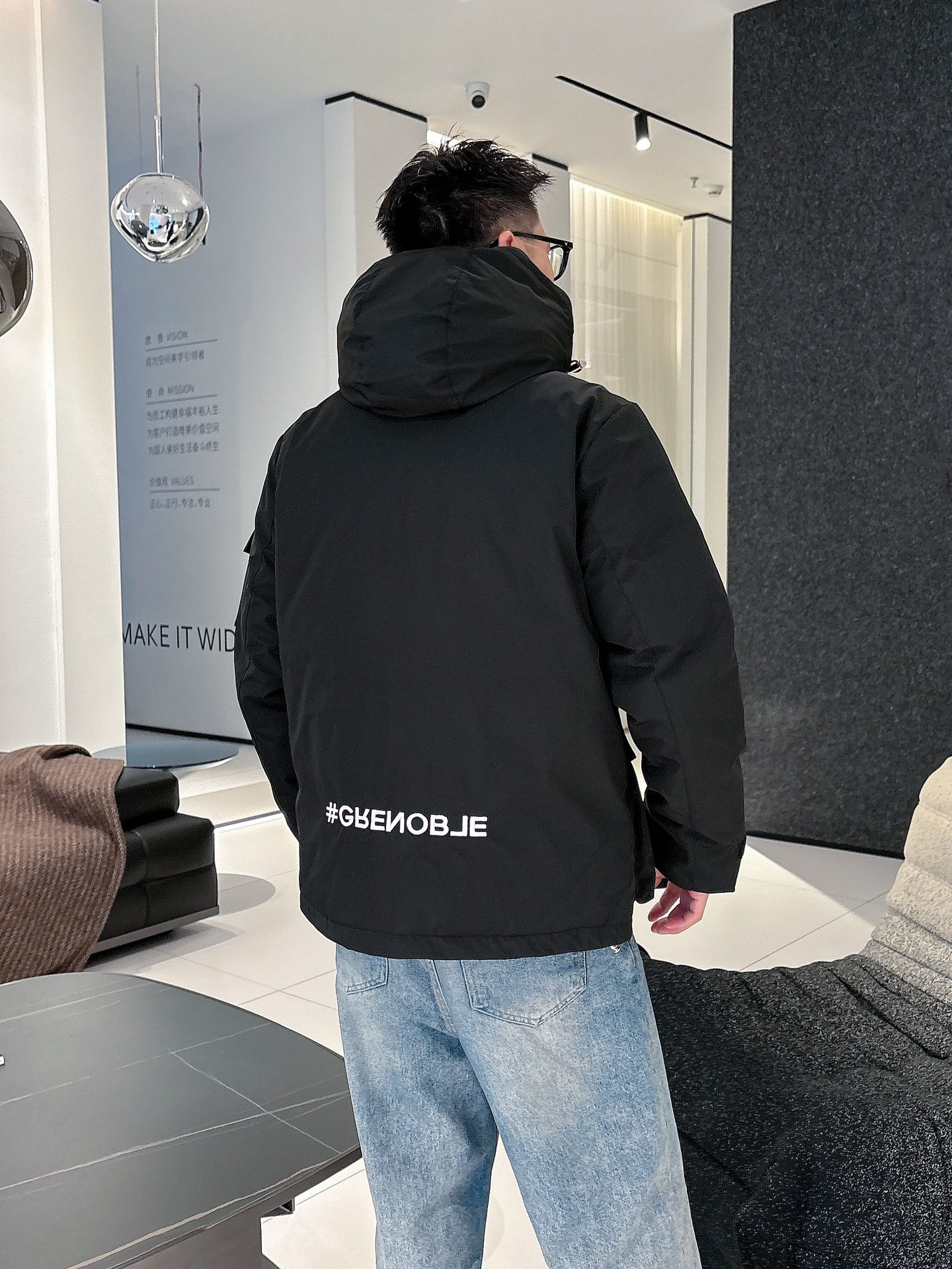 蒙口 官网款2025秋冬新款羽绒服。这款号称羽绒服届最高端的，全部90绒的三标齐全带着经典的Logo组合