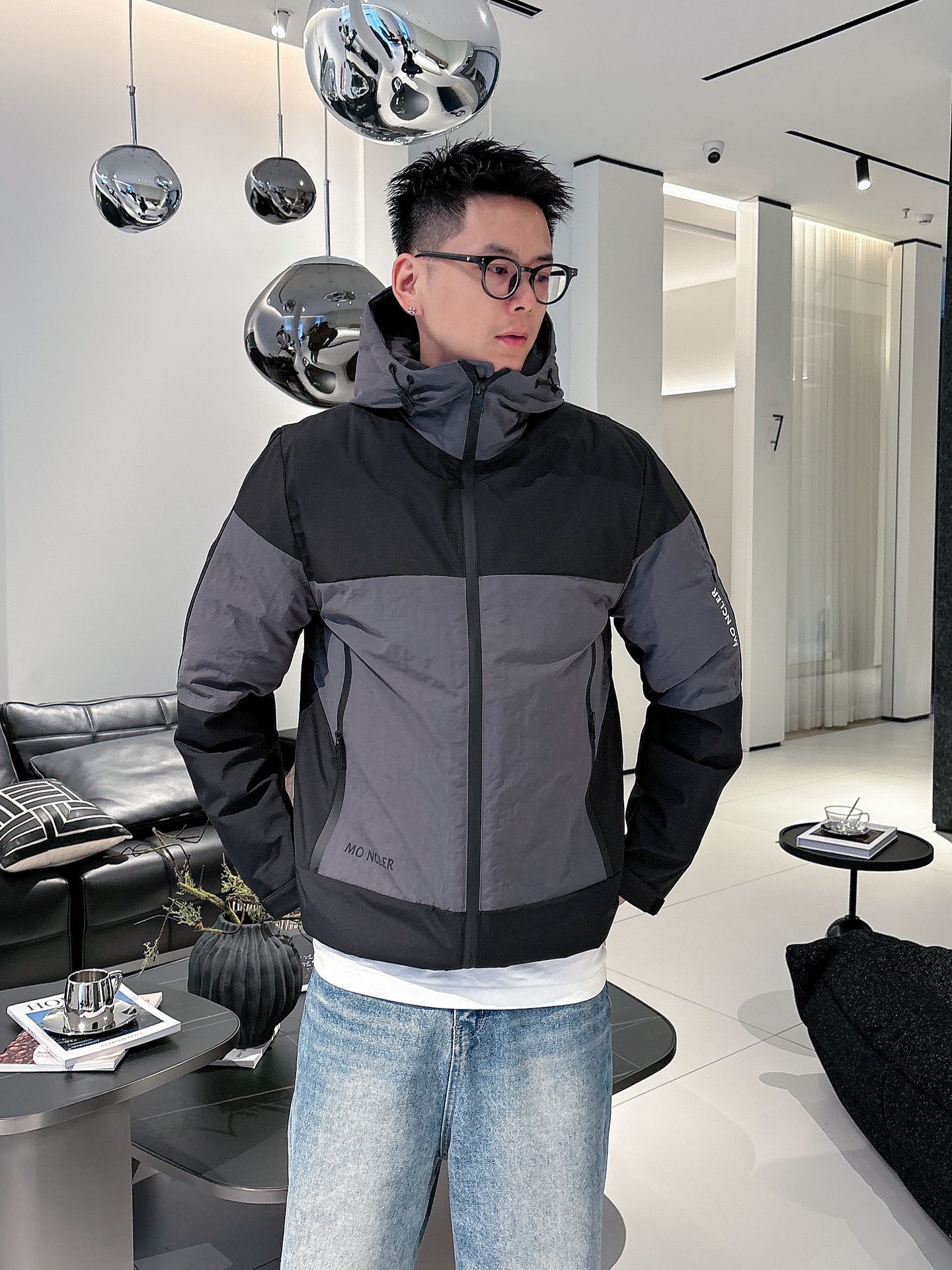 蒙口 官网款2025秋冬新款羽绒服。这款号称羽绒服届最高端的，全部90绒的三标齐全带着经典的Logo组合