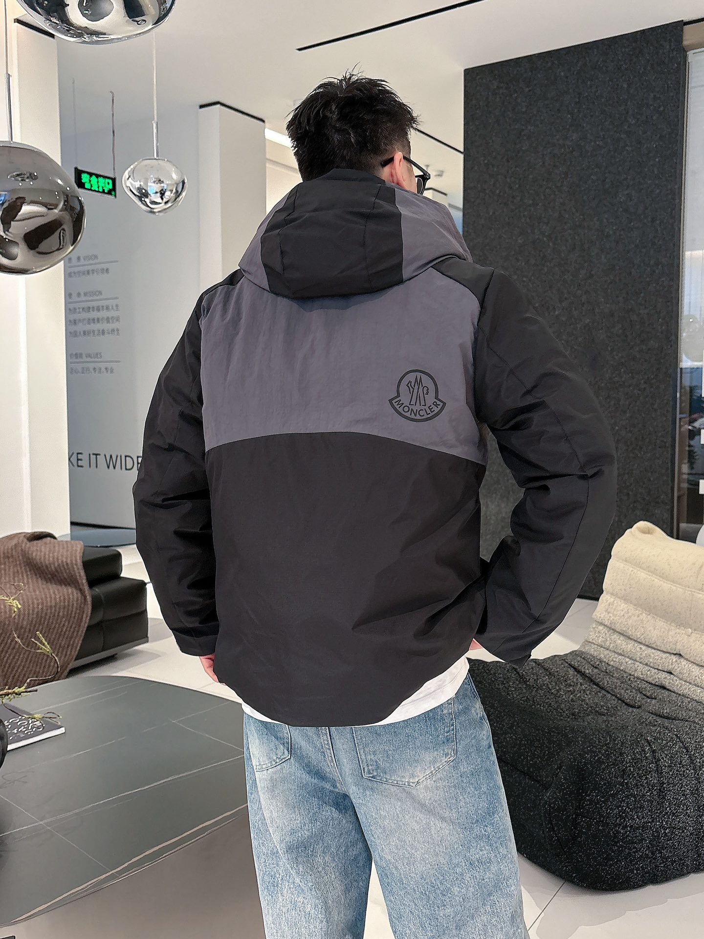 蒙口 官网款2025秋冬新款羽绒服。这款号称羽绒服届最高端的，全部90绒的三标齐全带着经典的Logo组合