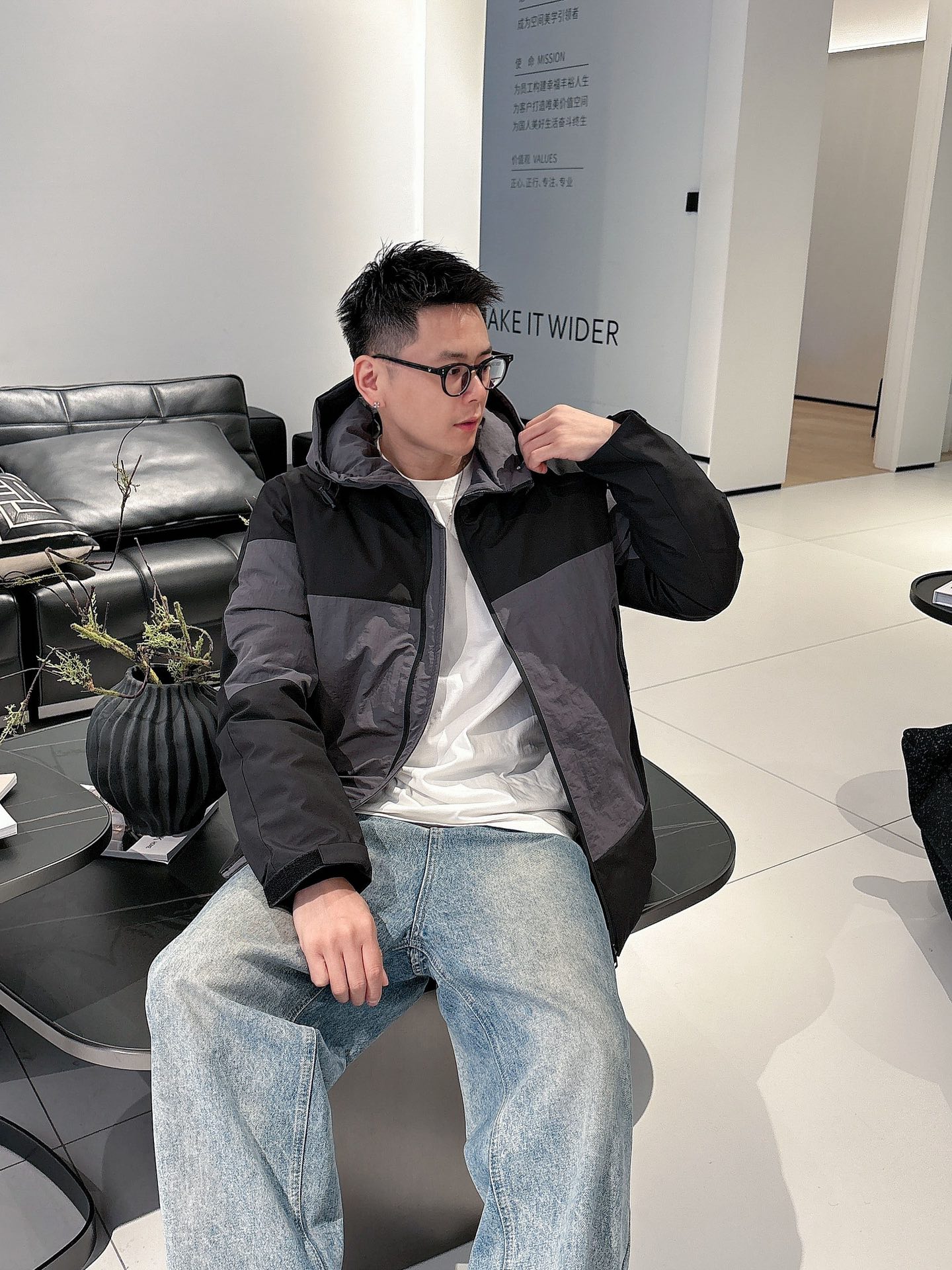 蒙口 官网款2025秋冬新款羽绒服。这款号称羽绒服届最高端的，全部90绒的三标齐全带着经典的Logo组合