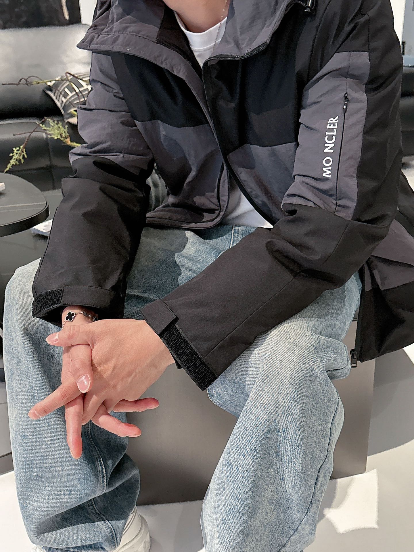 蒙口 官网款2025秋冬新款羽绒服。这款号称羽绒服届最高端的，全部90绒的三标齐全带着经典的Logo组合